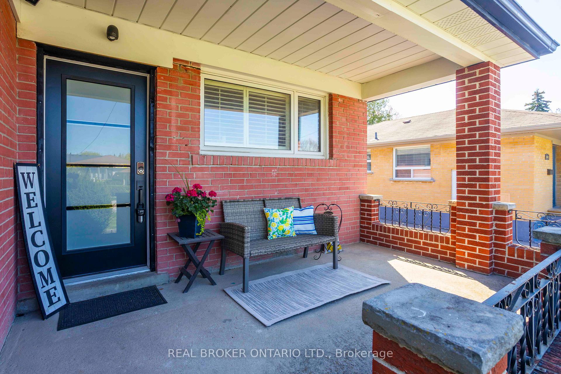 Photo 3 of 1005 Walton Boulevard, Whitby, Williamsburg — HOMEH