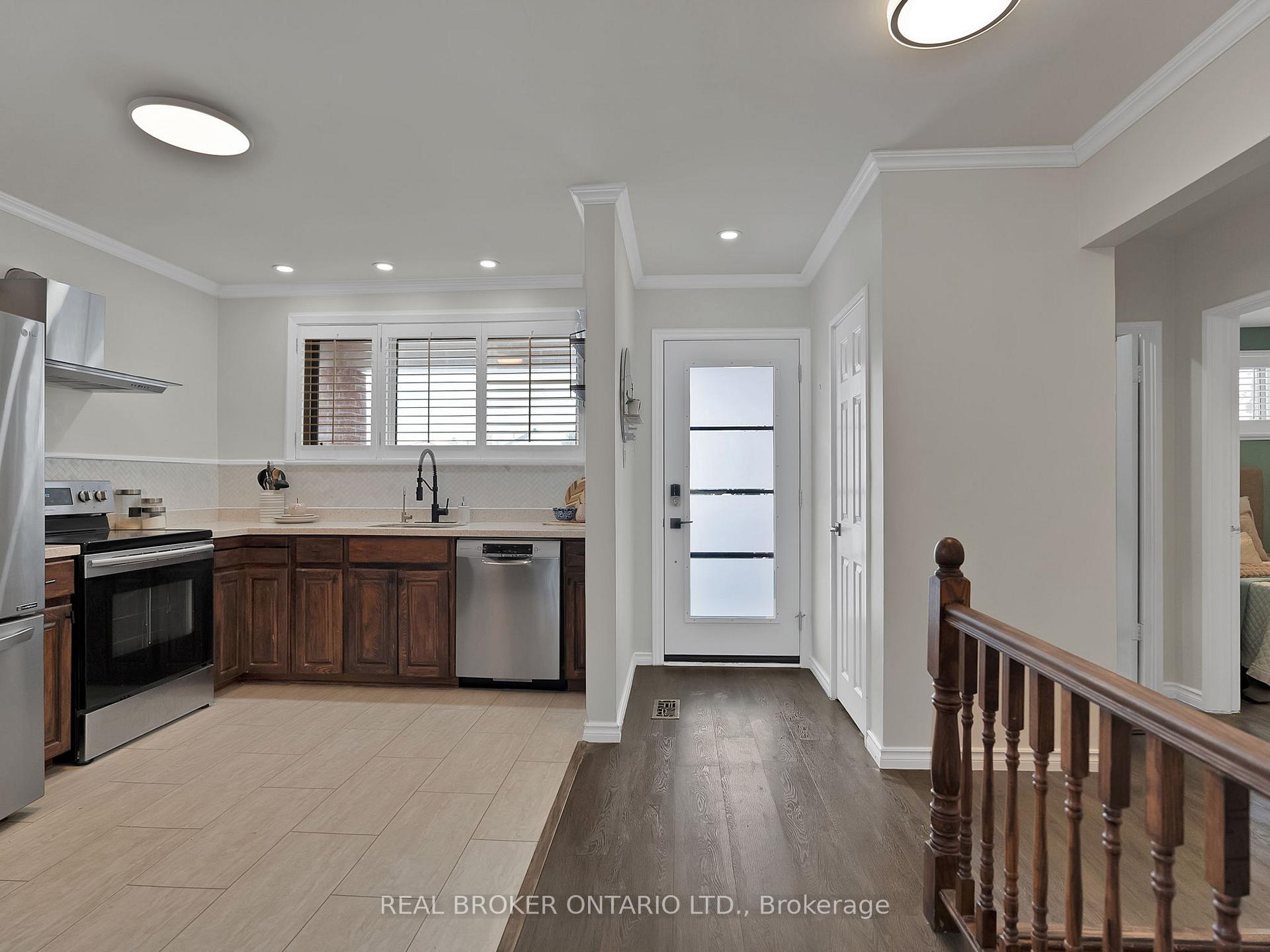 Photo 4 of 1005 Walton Boulevard, Whitby, Williamsburg — HOMEH