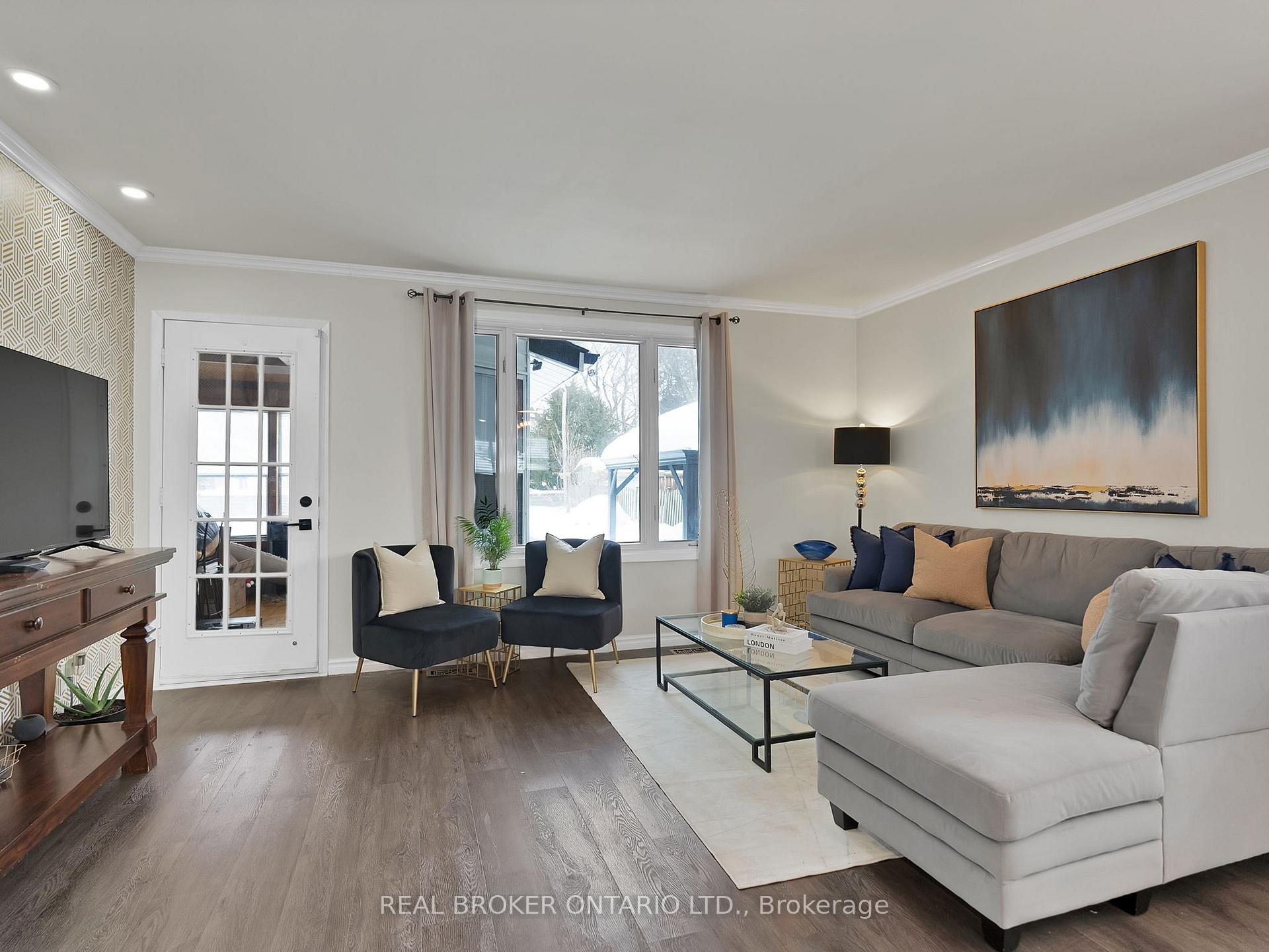 Photo 12 of 1005 Walton Boulevard, Whitby, Williamsburg — HOMEH