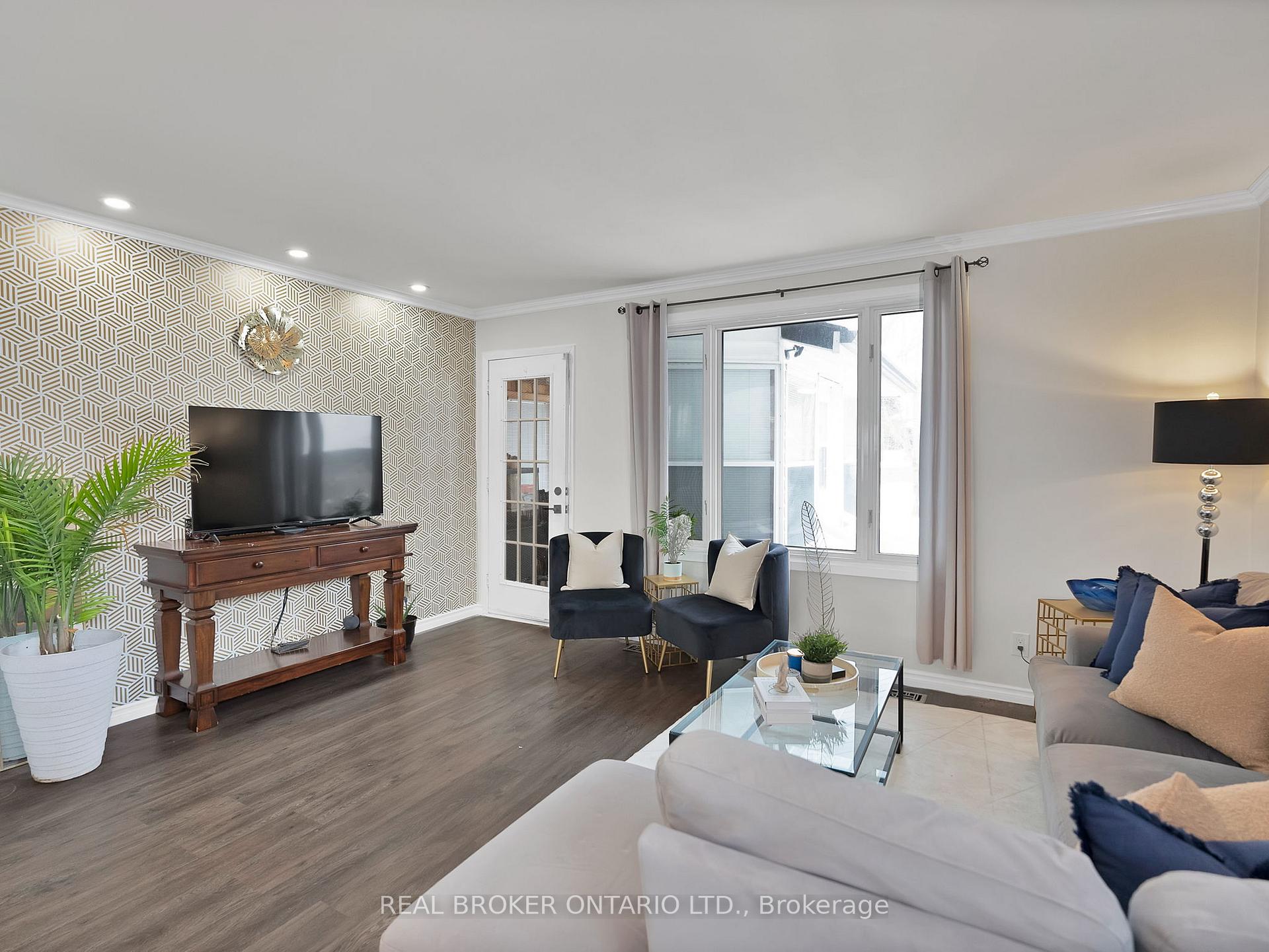 Photo 13 of 1005 Walton Boulevard, Whitby, Williamsburg — HOMEH