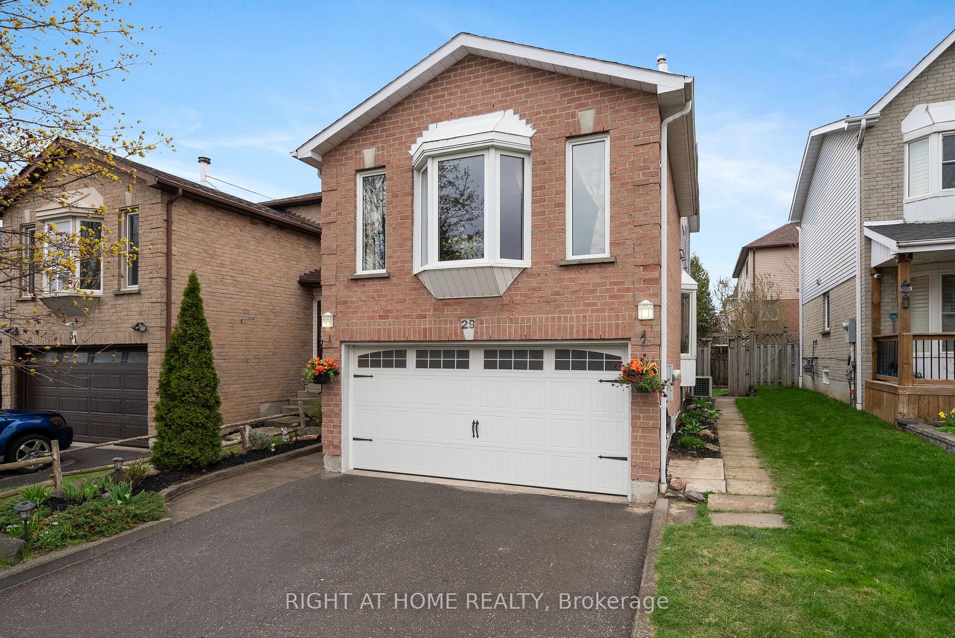 Photo 2 of 29 Fairmeadow Place, Whitby, Blue Grass Meadows — HOMEH