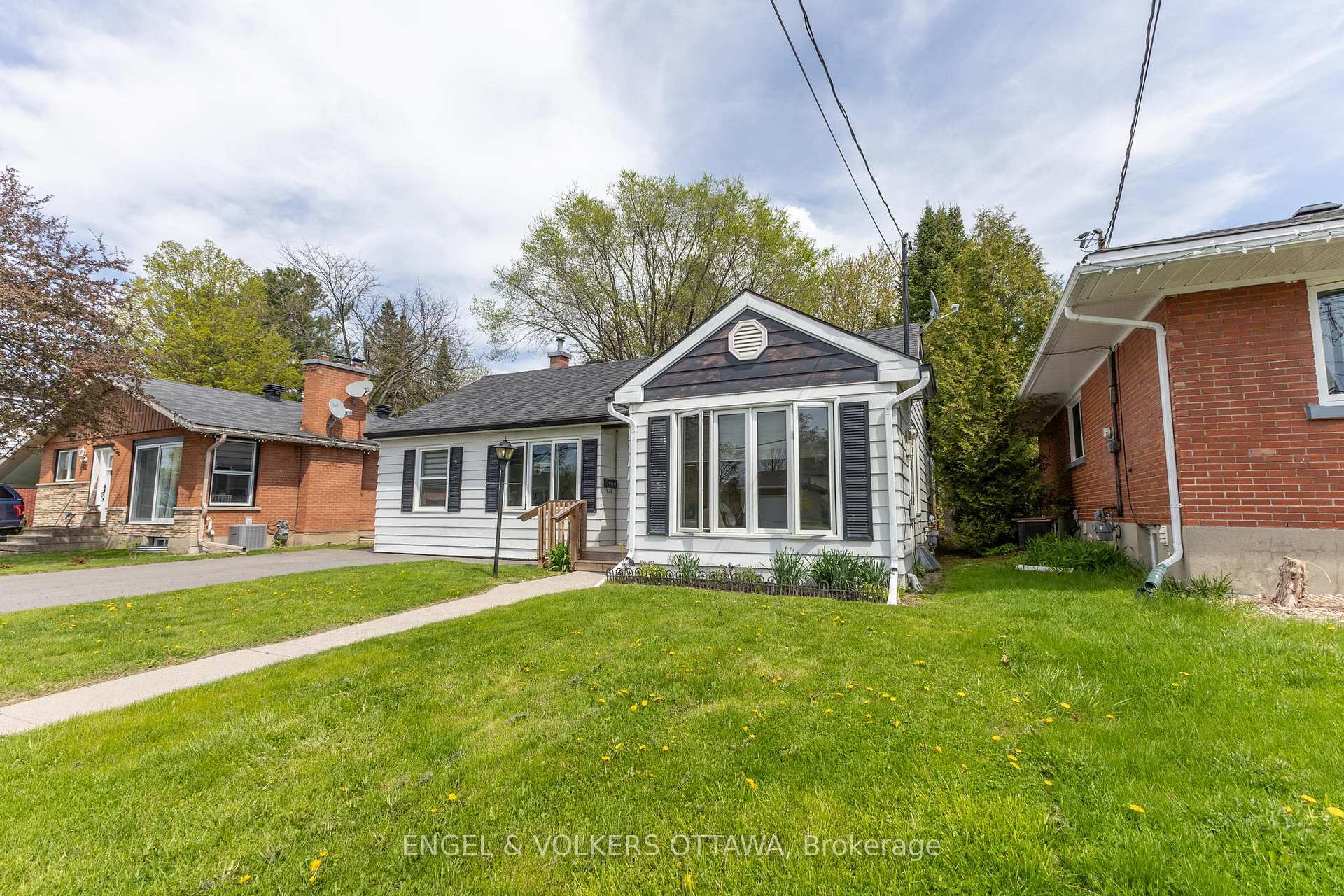 Photo 2 of 115 Riverview Drive, Arnprior — HOMEH