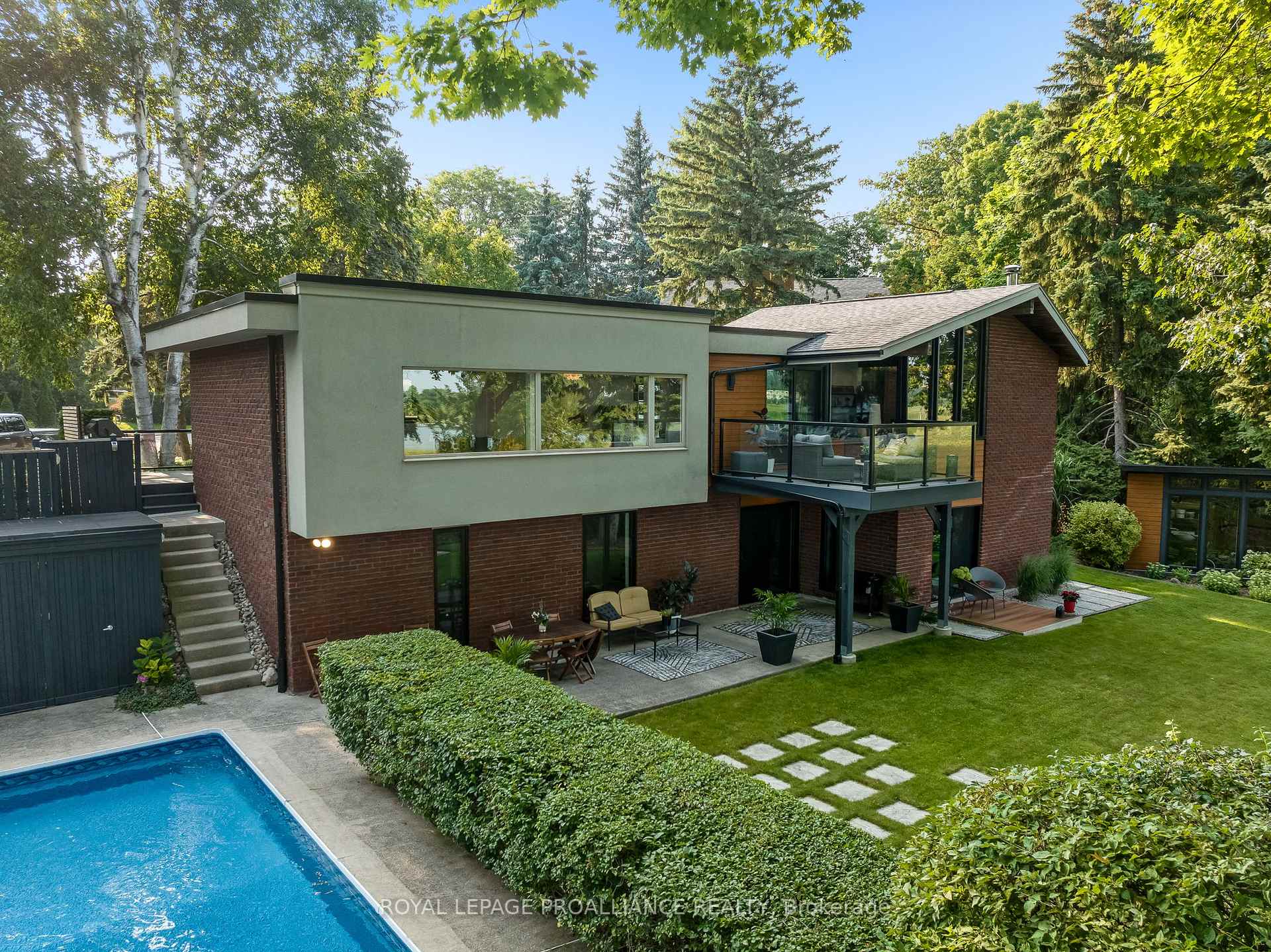 Photo 2 of 824 Elvira Court, Pickering, West Shore — HOMEH