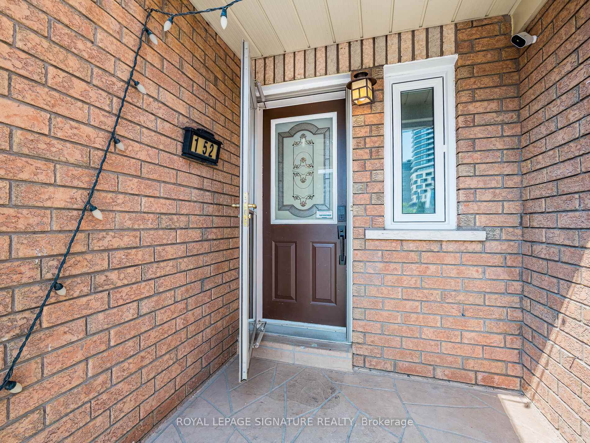 Photo 4 of 152 Lindenshire Avenue, Vaughan, Maple — HOMEH