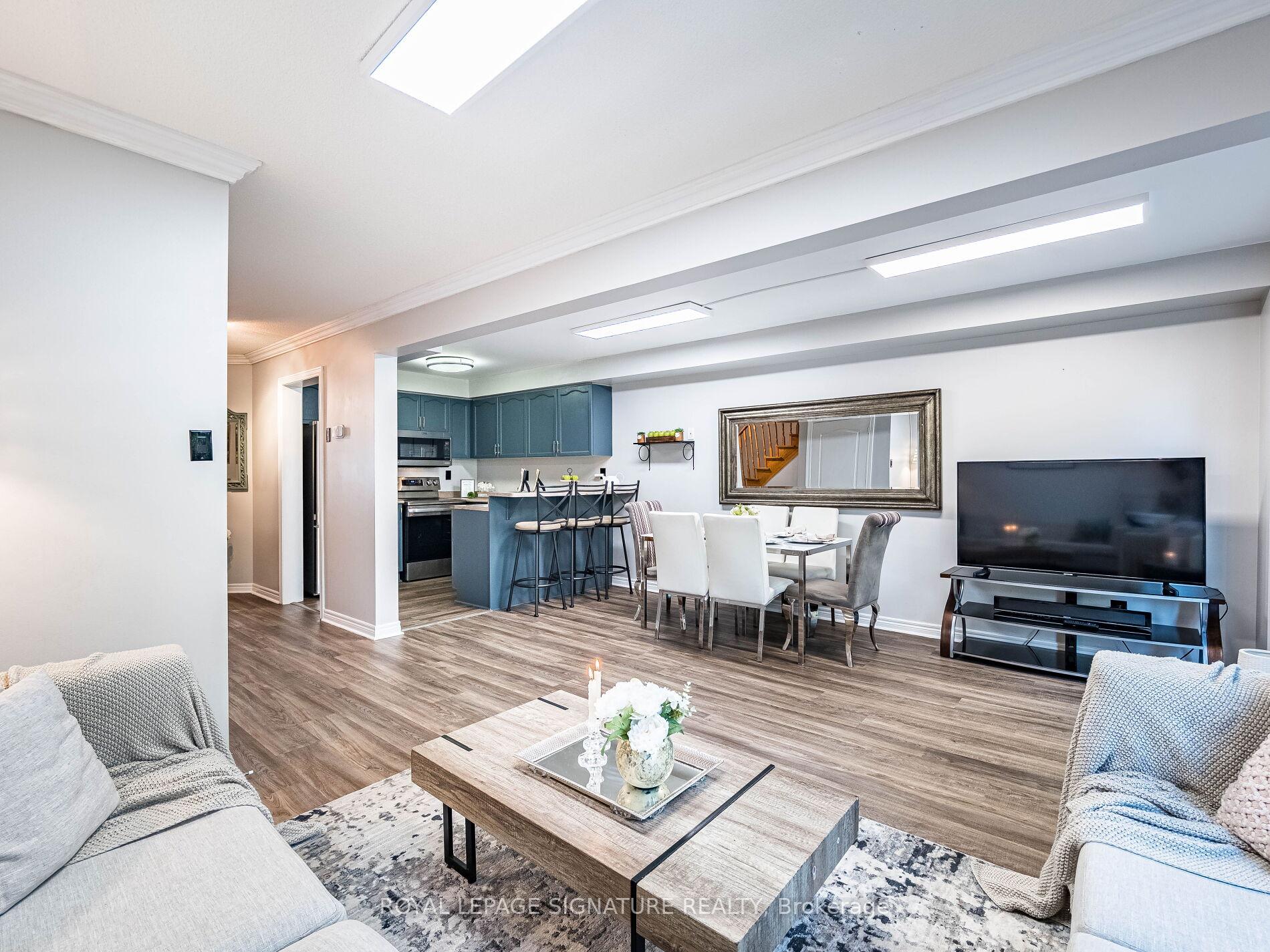 Photo 10 of 152 Lindenshire Avenue, Vaughan, Maple — HOMEH