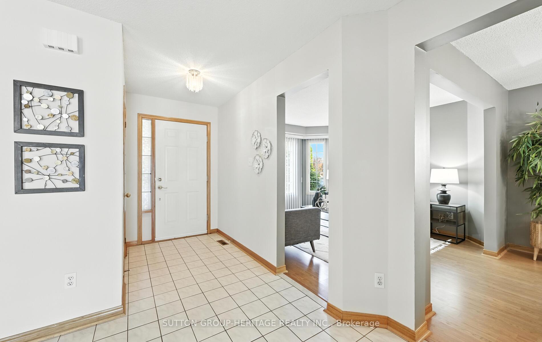 Photo 4 of 49 Valleywood Drive, Whitby, Williamsburg — HOMEH