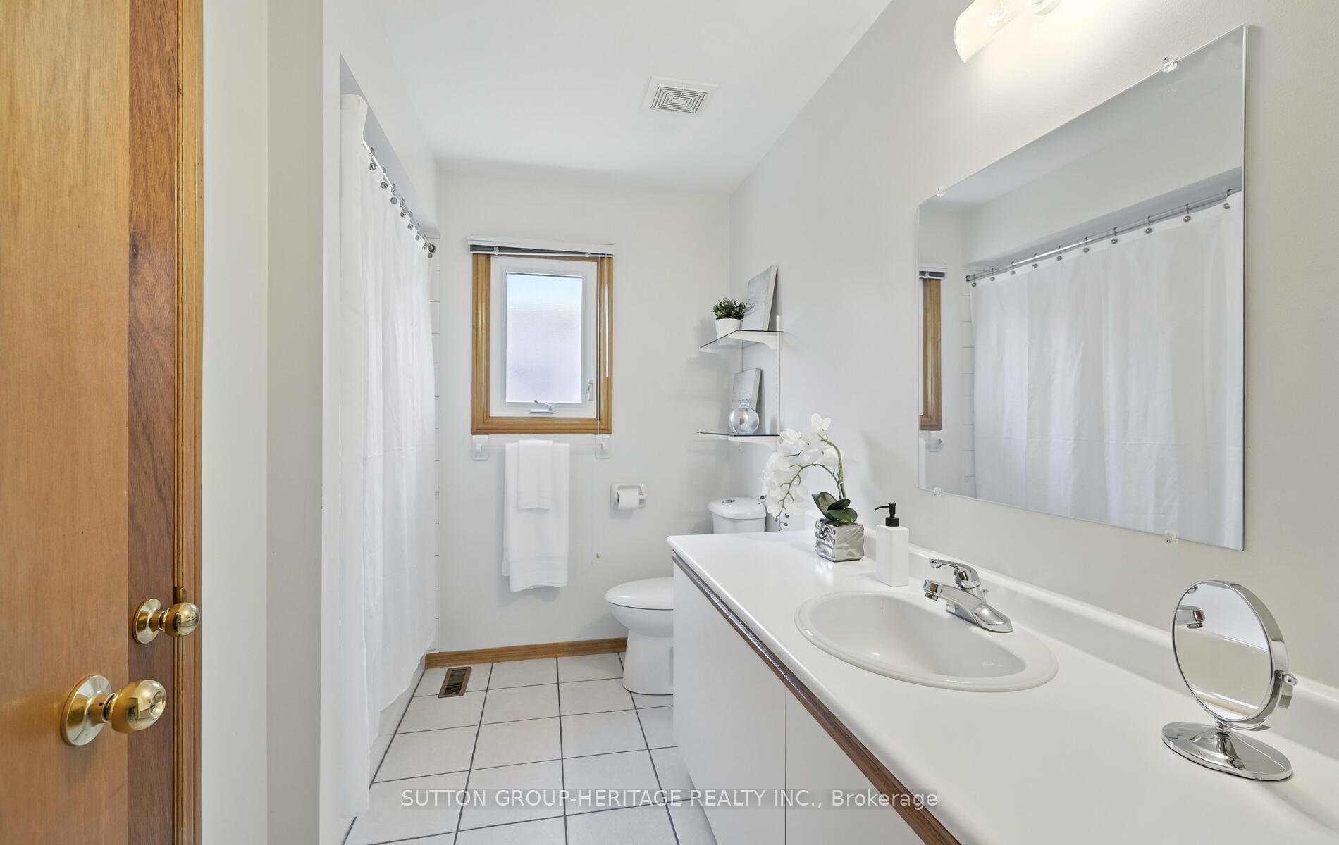 Photo 24 of 49 Valleywood Drive, Whitby, Williamsburg — HOMEH