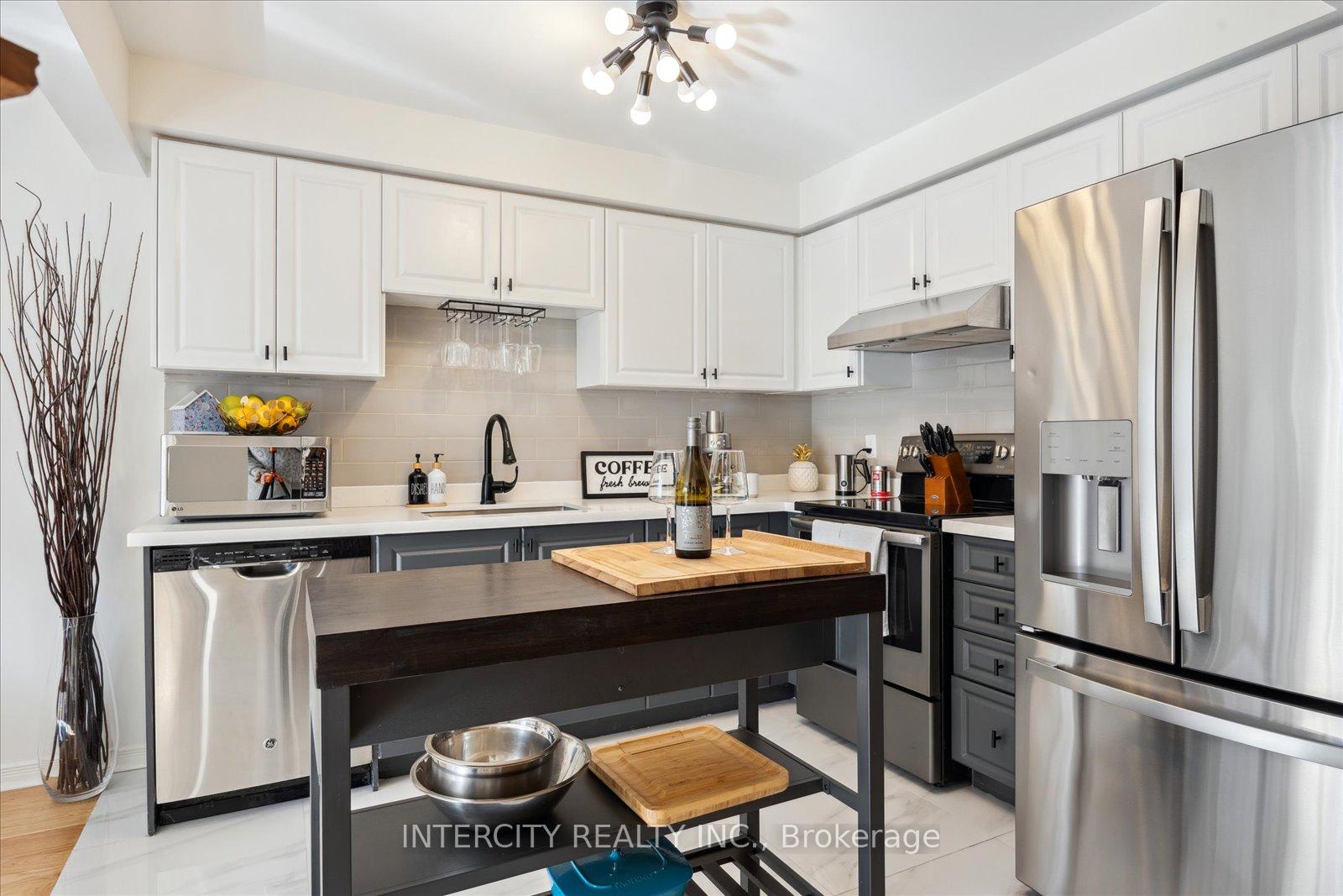 Photo 1 of 372 Sparrow Circle, Pickering, Highbush — HOMEH