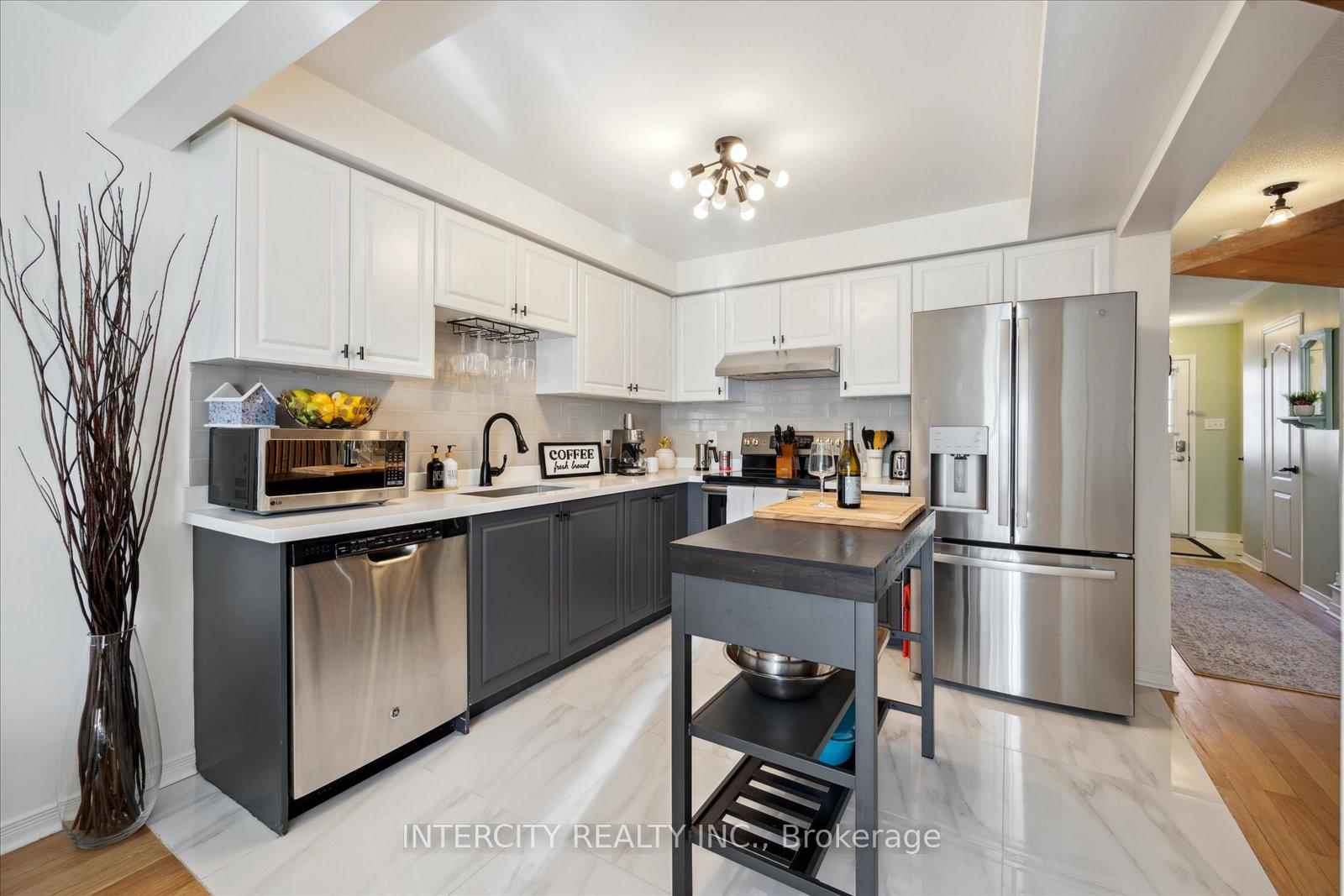 Photo 2 of 372 Sparrow Circle, Pickering, Highbush — HOMEH