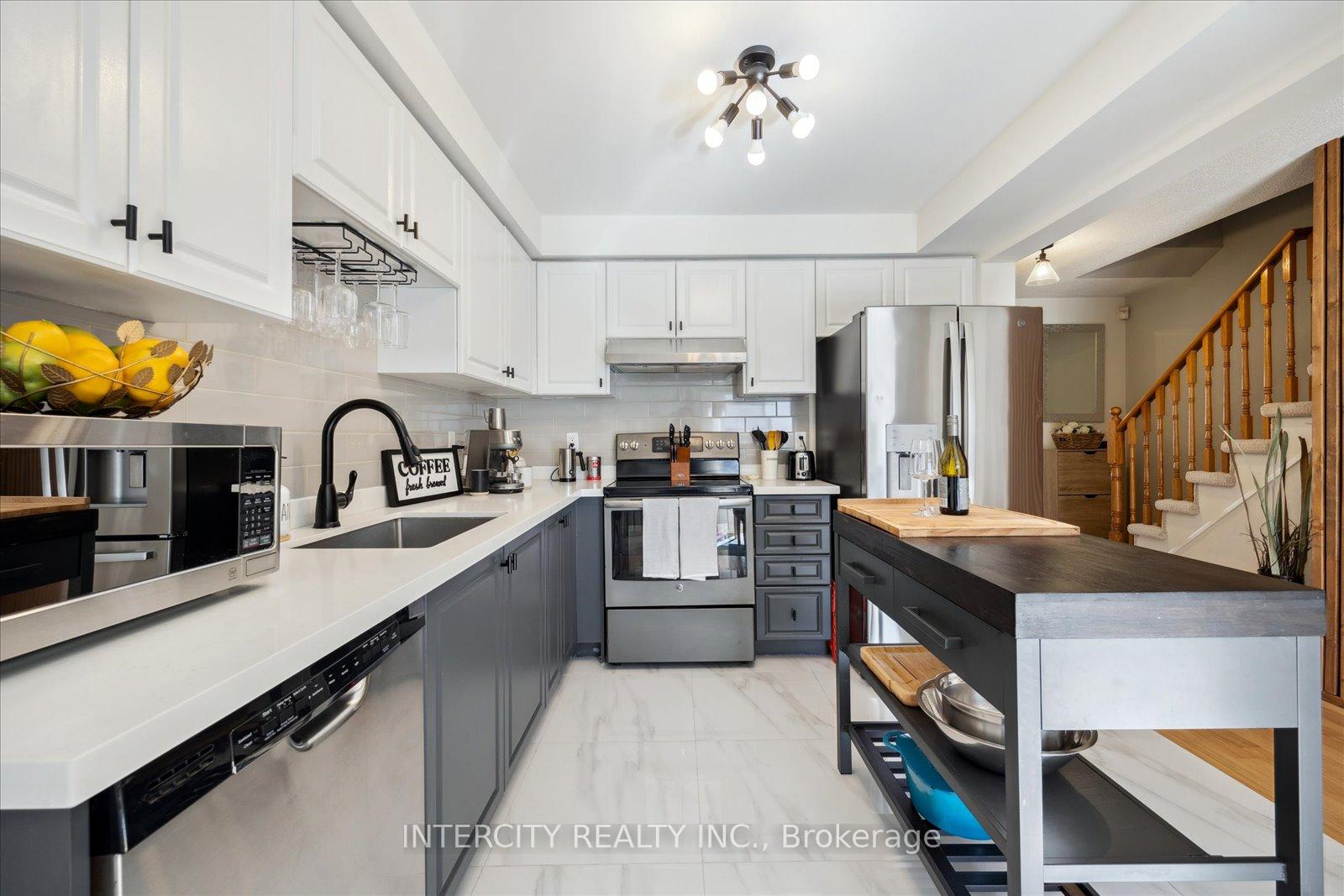 Photo 5 of 372 Sparrow Circle, Pickering, Highbush — HOMEH