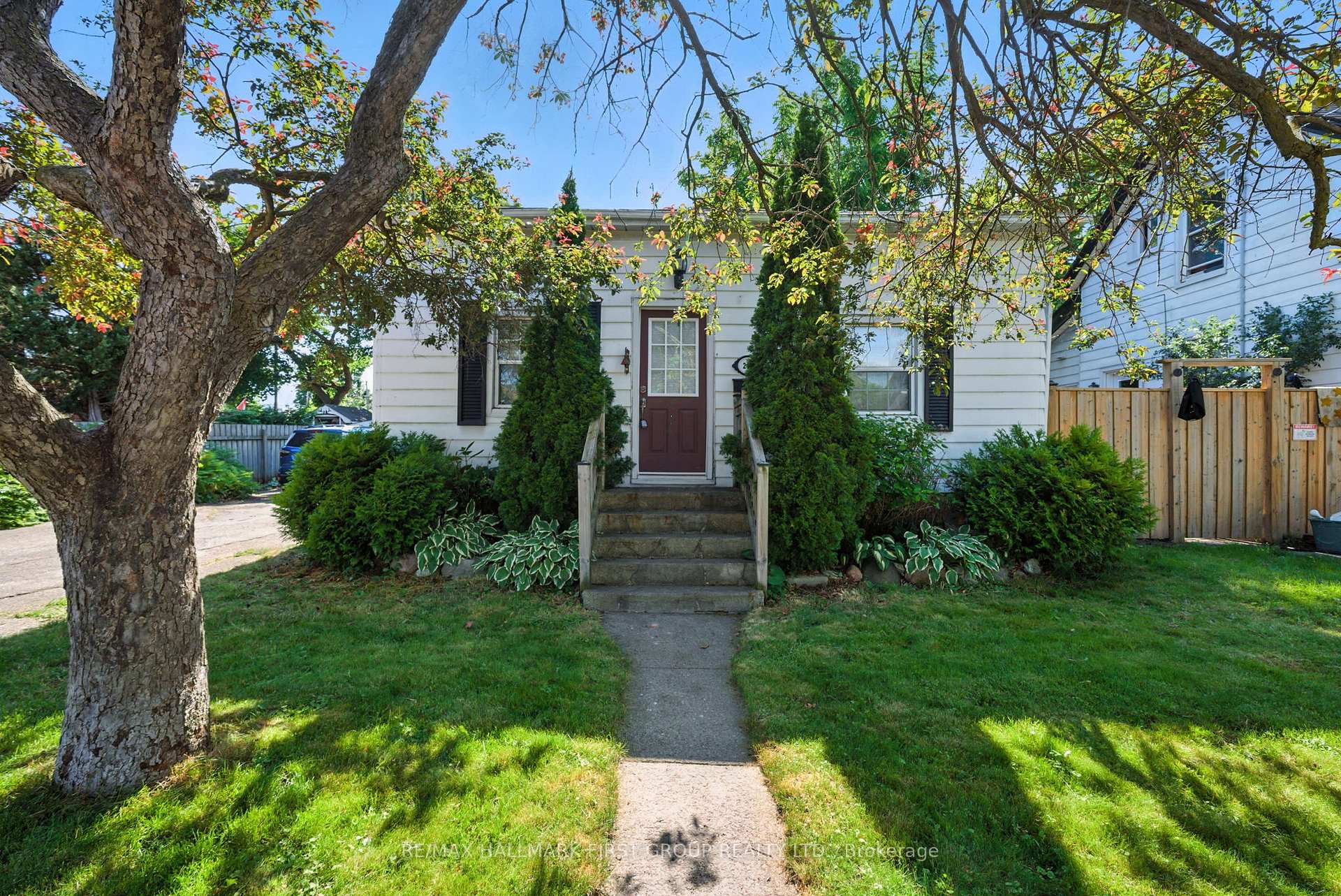 Photo 3 of 220 Centre Street S, Whitby, Downtown Whitby — HOMEH