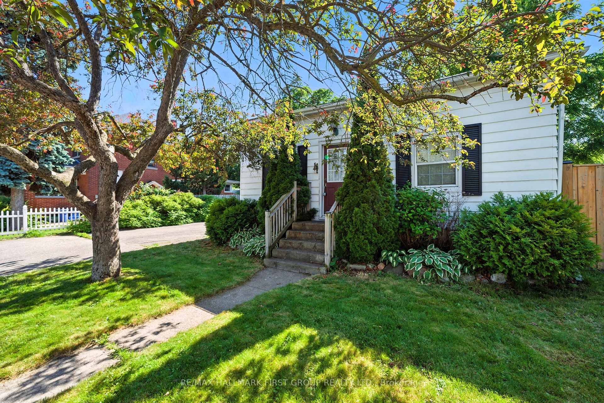Photo 4 of 220 Centre Street S, Whitby, Downtown Whitby — HOMEH