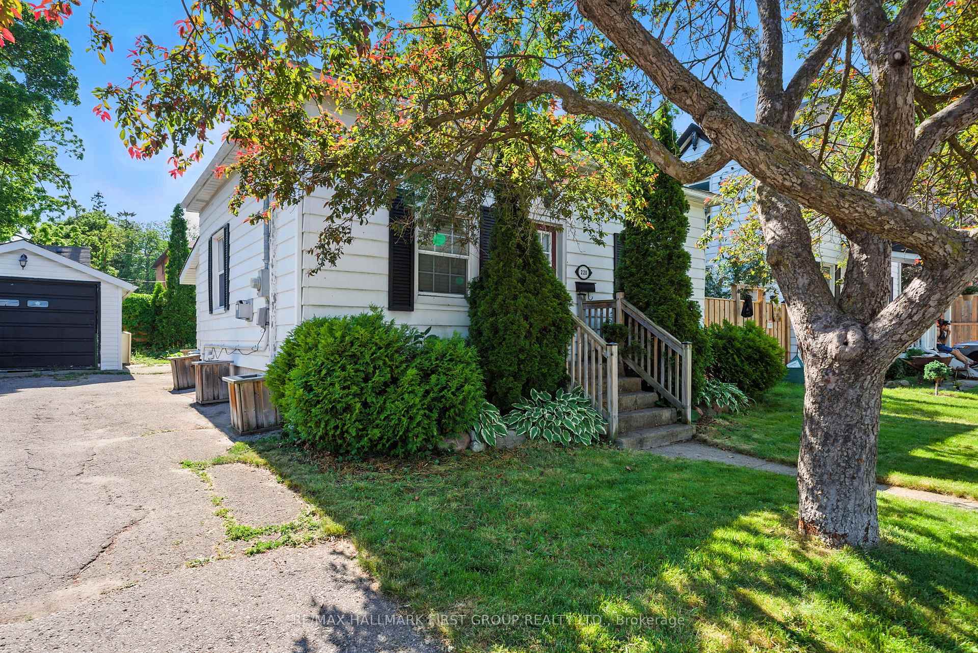 Photo 5 of 220 Centre Street S, Whitby, Downtown Whitby — HOMEH