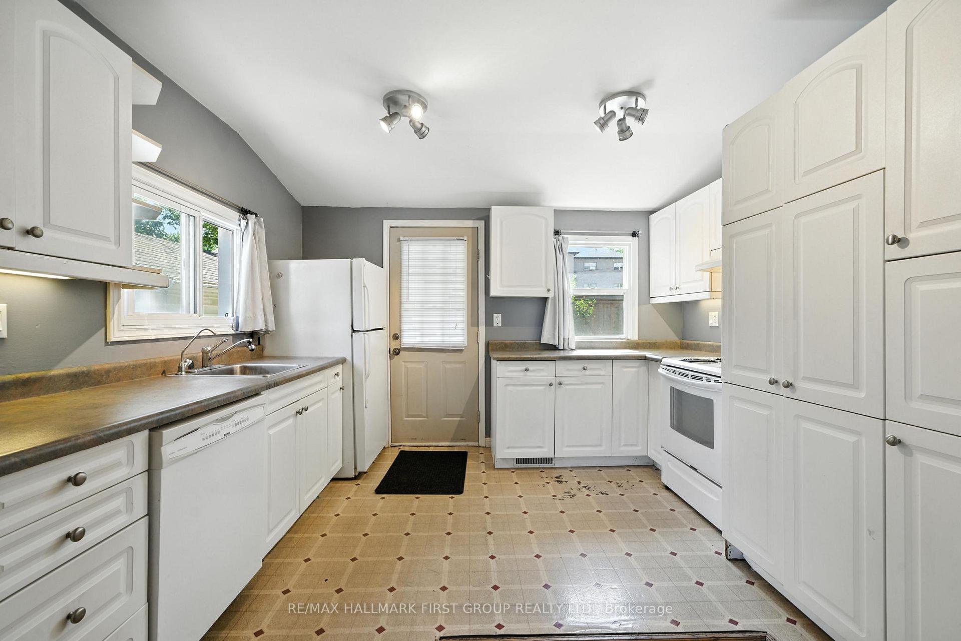 Photo 9 of 220 Centre Street S, Whitby, Downtown Whitby — HOMEH