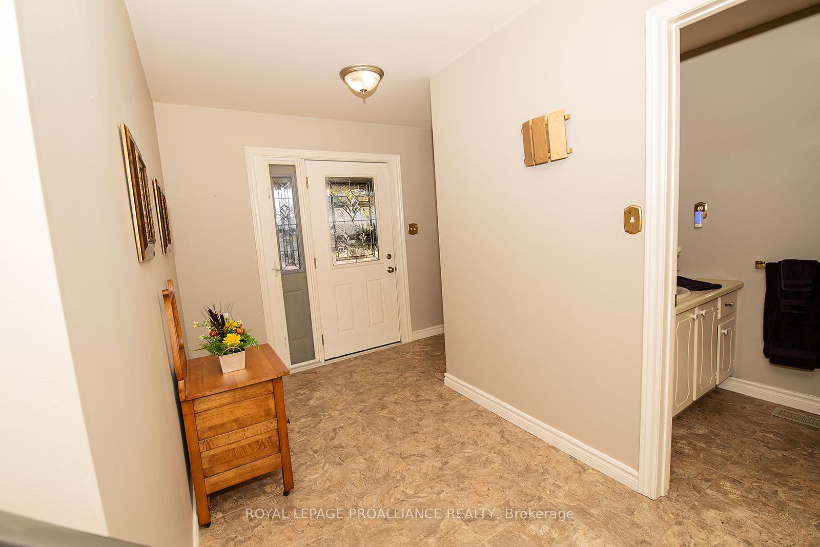 Photo 2 of 41 Hope Crescent, Belleville, Belleville Ward — HOMEH