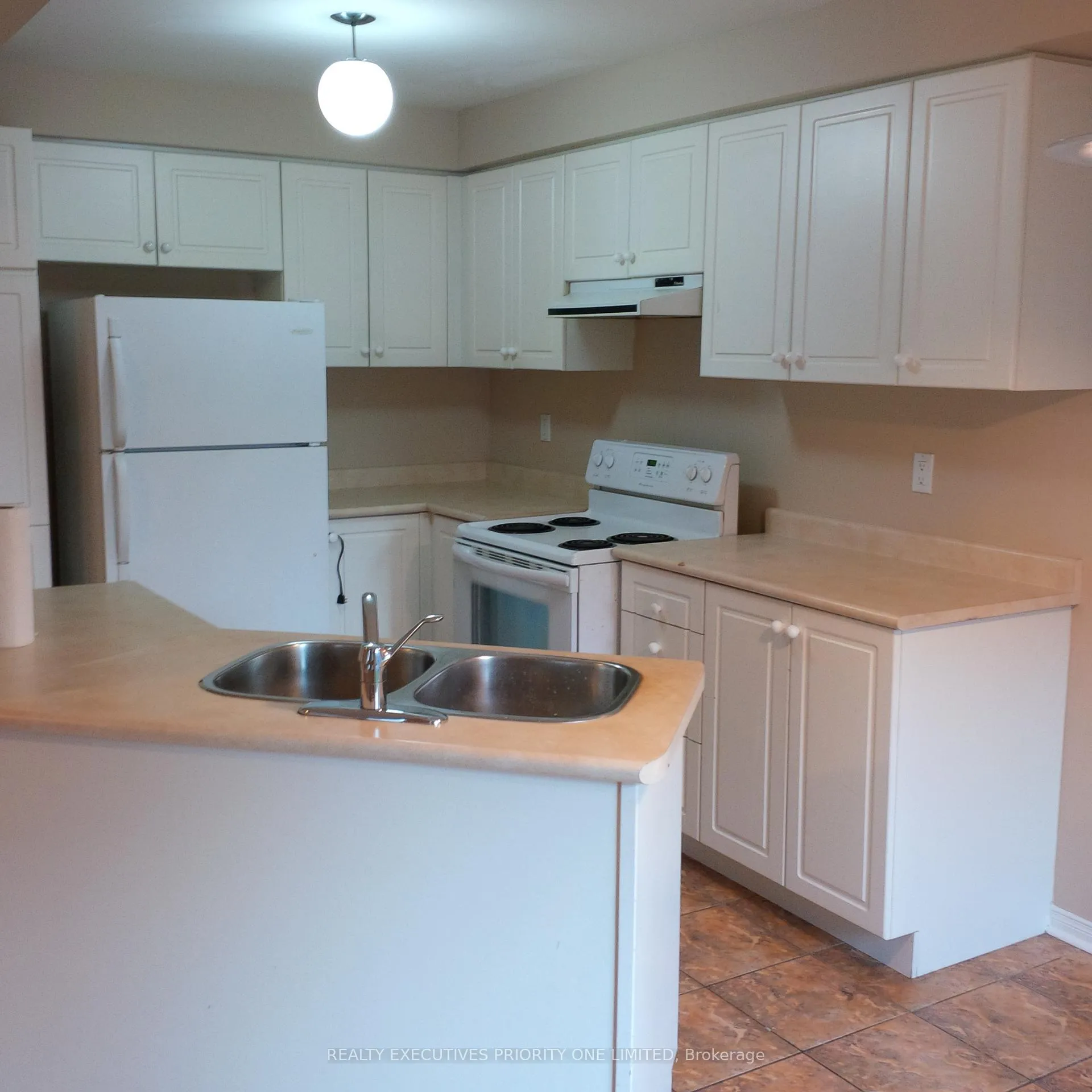 Photo 4 of 150 Hollywood Hill Circle, Vaughan, Vellore Village — HOMEH