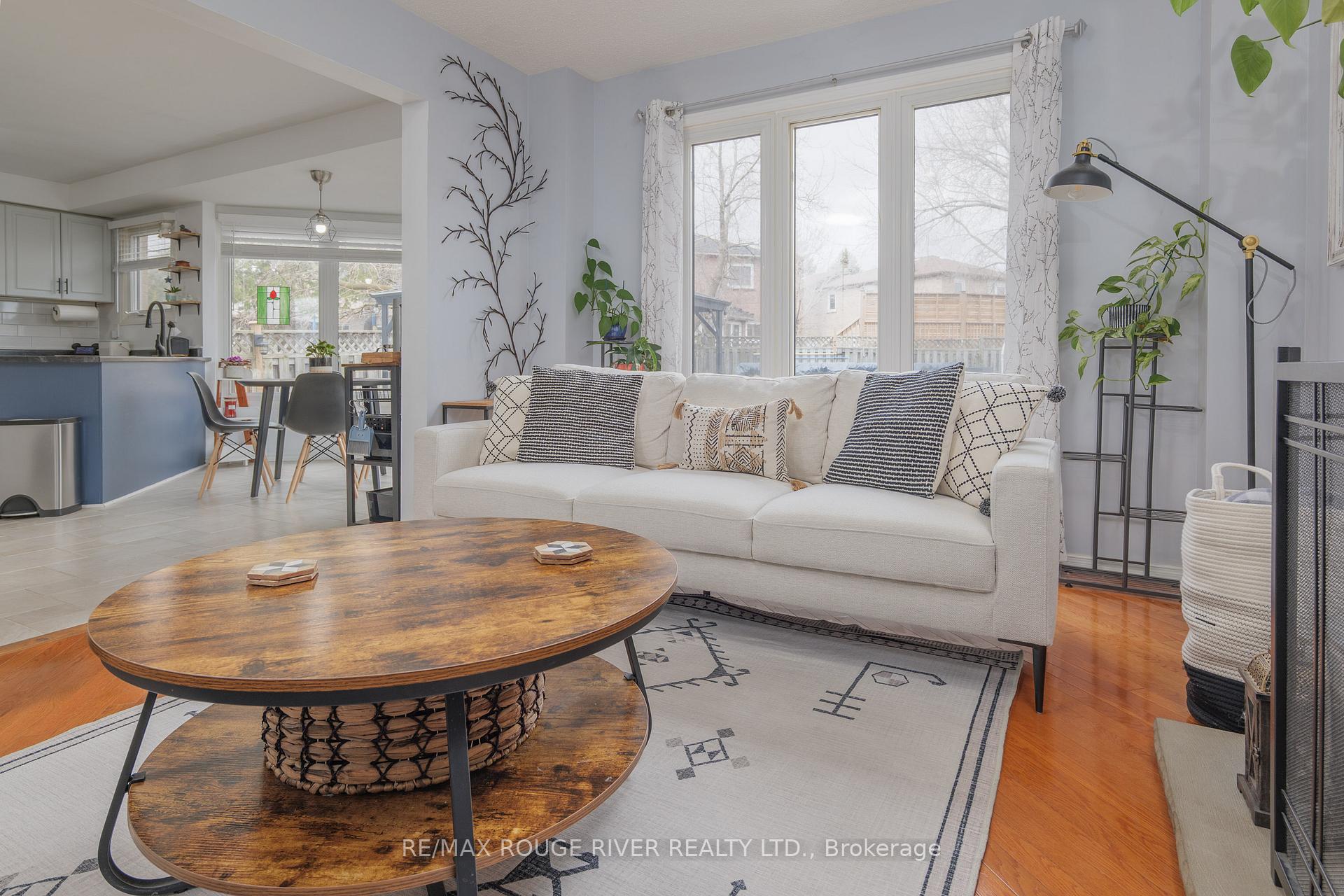 Photo 5 of 554 Springview Drive, Pickering, Amberlea — HOMEH