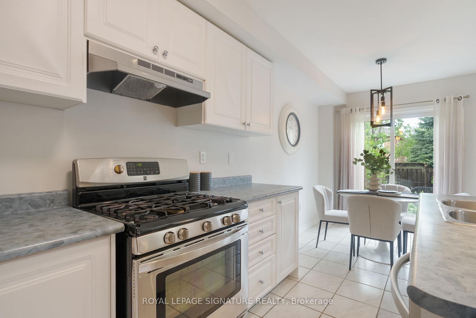 Photo 7 of 107 Brownridge Place, Whitby, Williamsburg — HOMEH