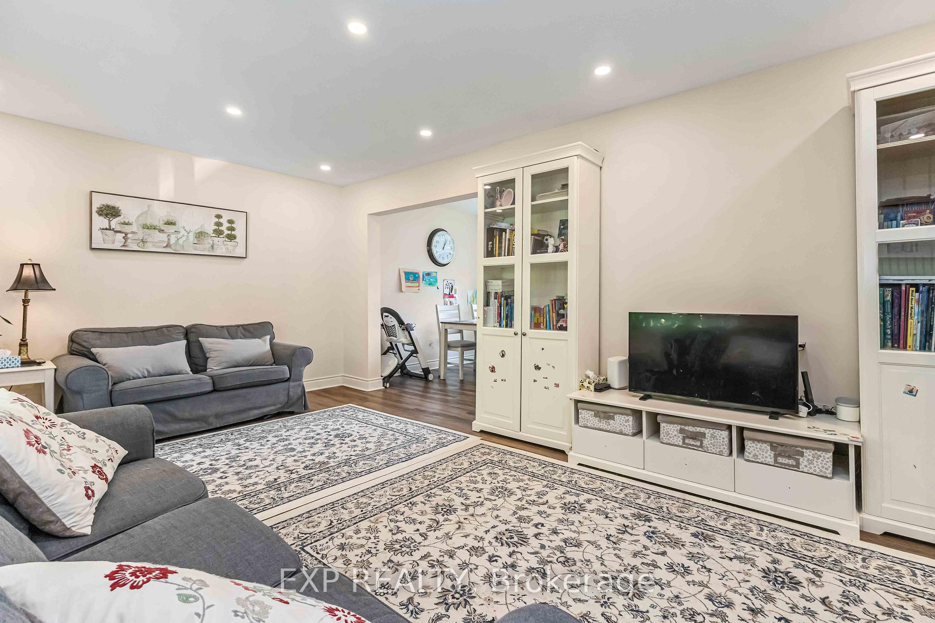Photo 7 of 19 Preston Court, Ajax, South East — HOMEH