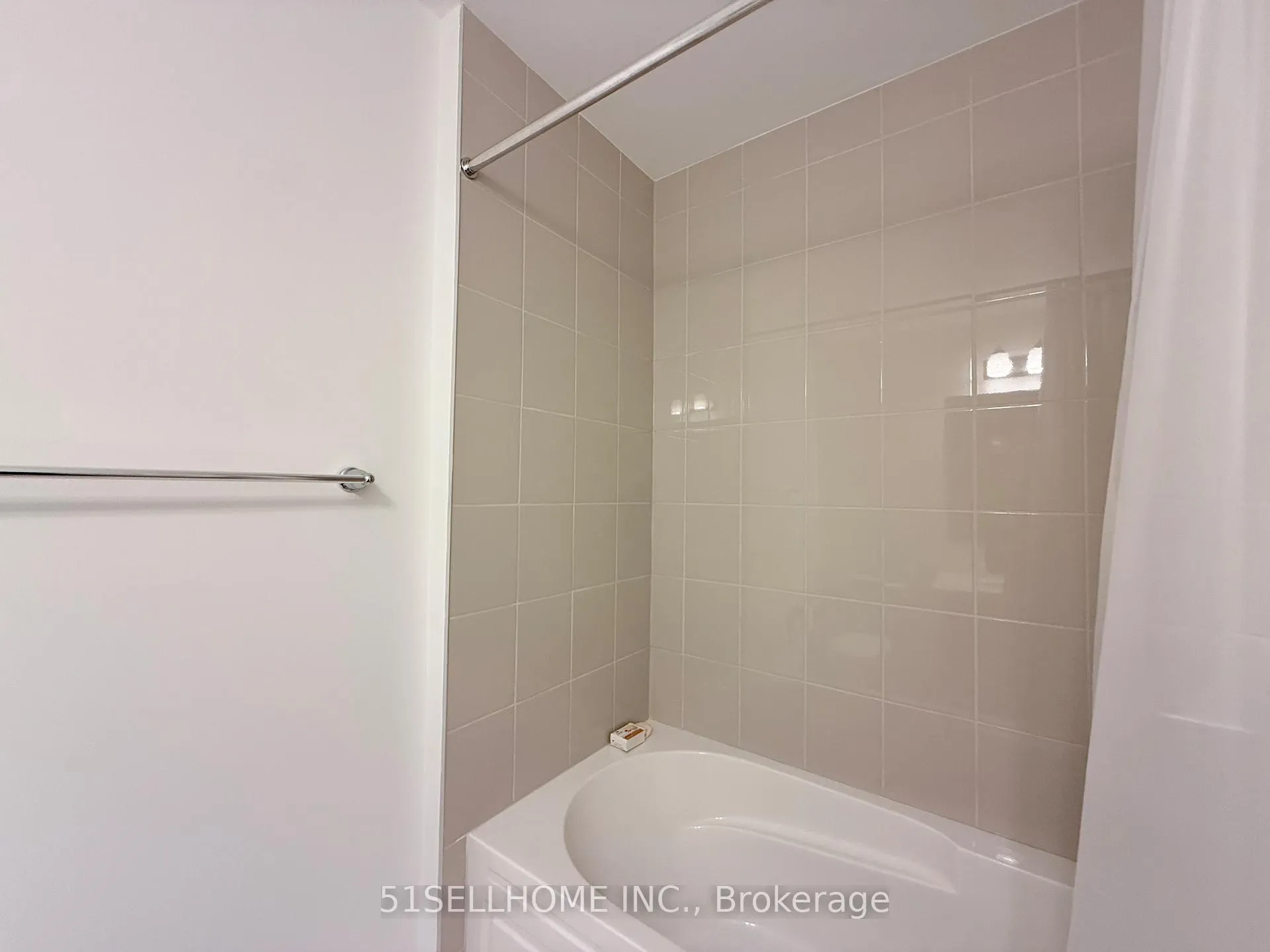 Photo 10 of 24 Ennerdale Street, Barrie, Rural Barrie Southwest — HOMEH
