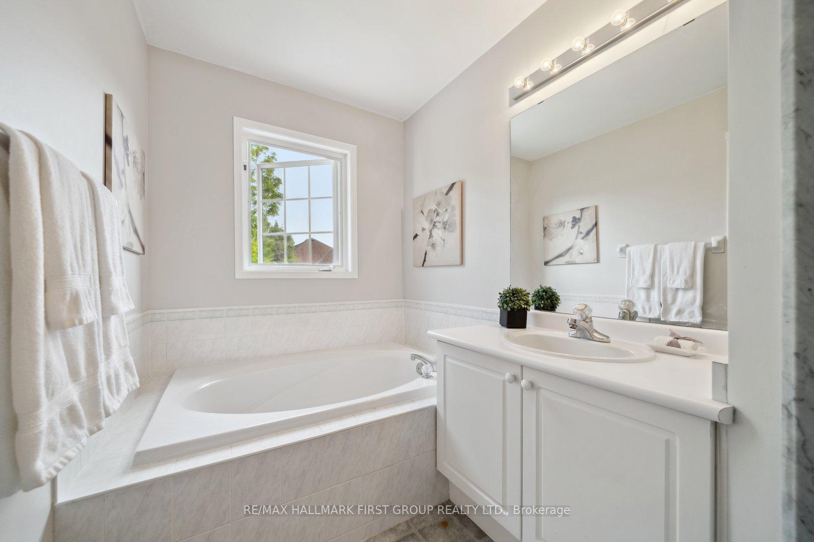 Photo 13 of 39 Breakwater Drive, Whitby, Port Whitby — HOMEH