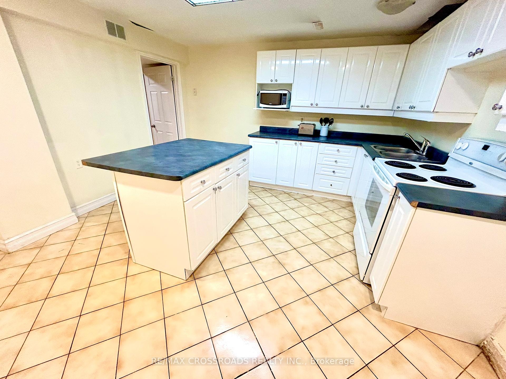Photo 5 of Unit Bsmnt, 70 Keefer Court, Vaughan, Brownridge — HOMEH