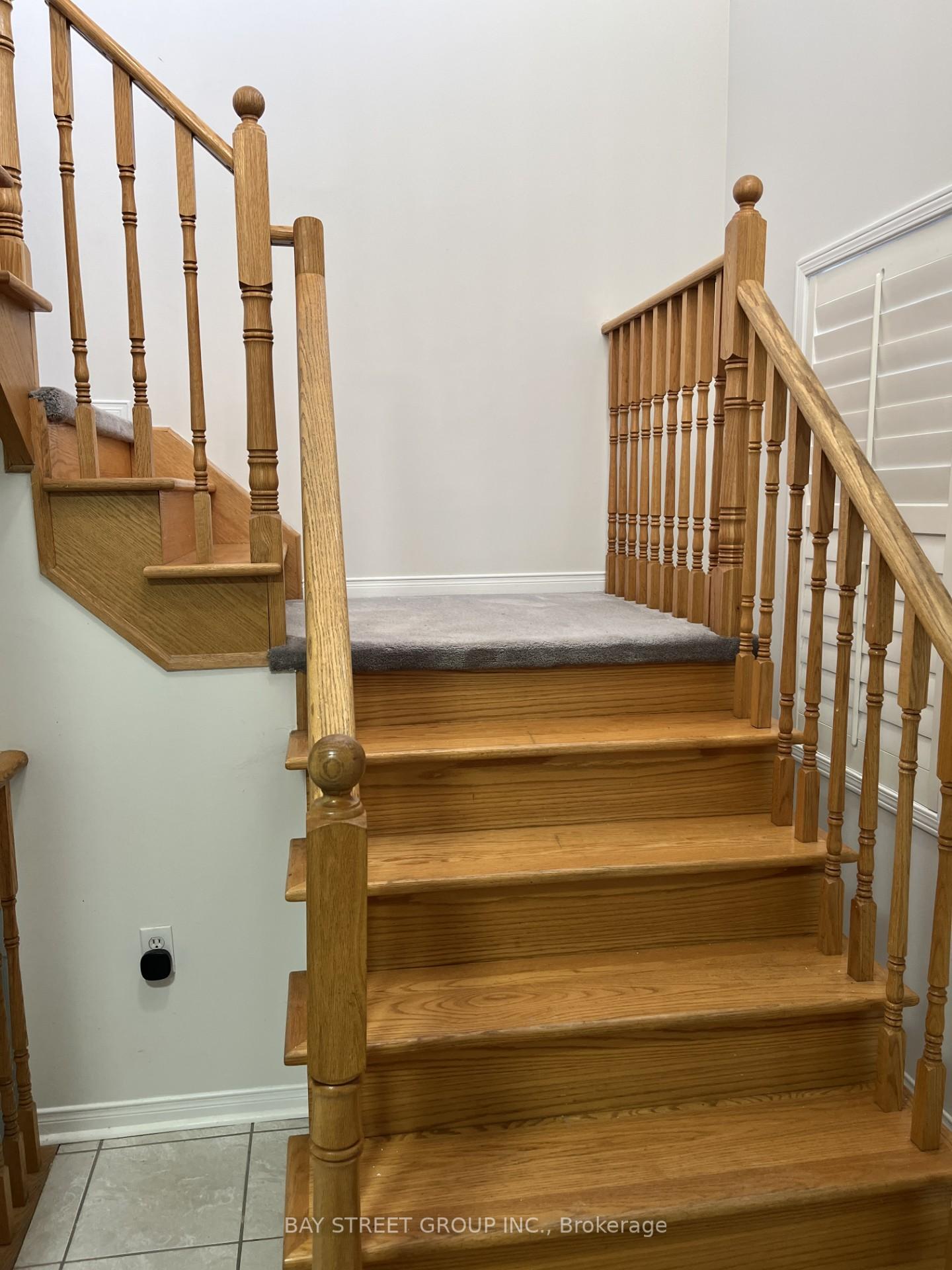 Photo 3 of 133 Hollywood Hill Circle, Vaughan, Vellore Village — HOMEH