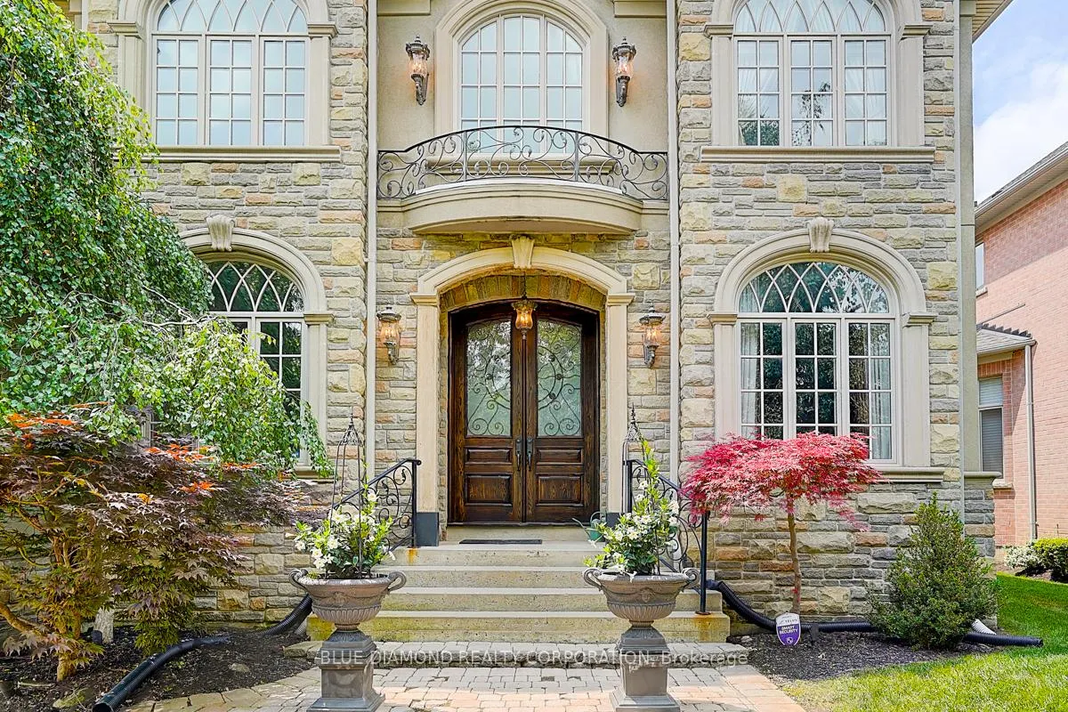 Photo 2 of 56 Weaver Court, Vaughan, Kleinburg — HOMEH