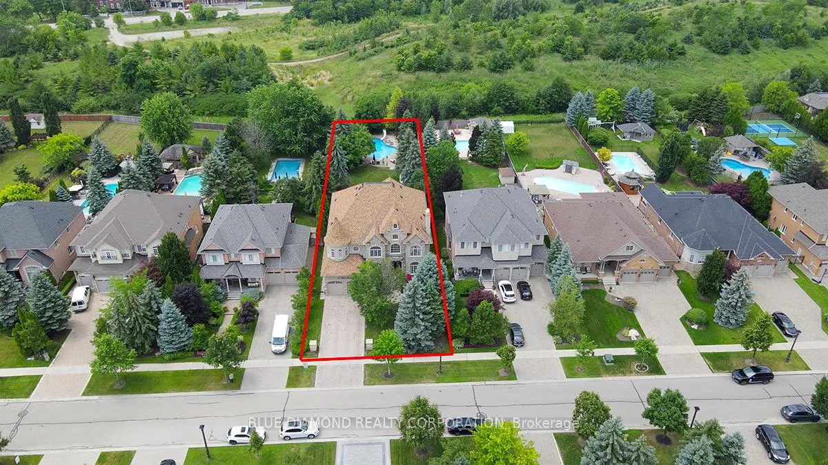 Photo 4 of 56 Weaver Court, Vaughan, Kleinburg — HOMEH