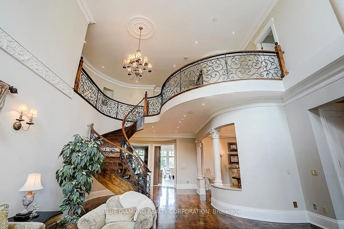 Photo 10 of 56 Weaver Court, Vaughan, Kleinburg — HOMEH
