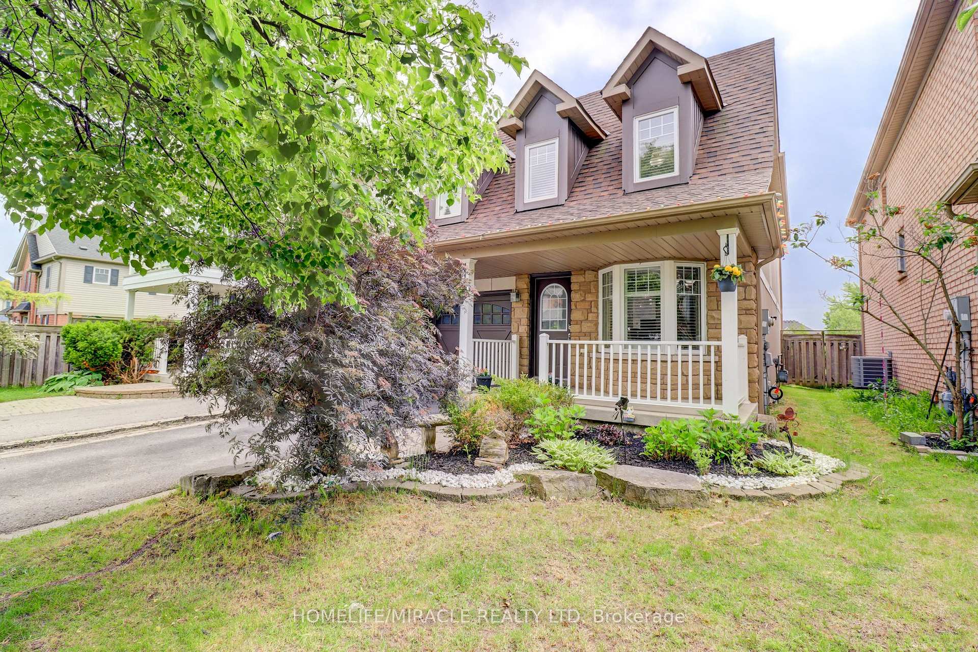 Photo 3 of 12 Breezewood Court, Whitby, Brooklin — HOMEH
