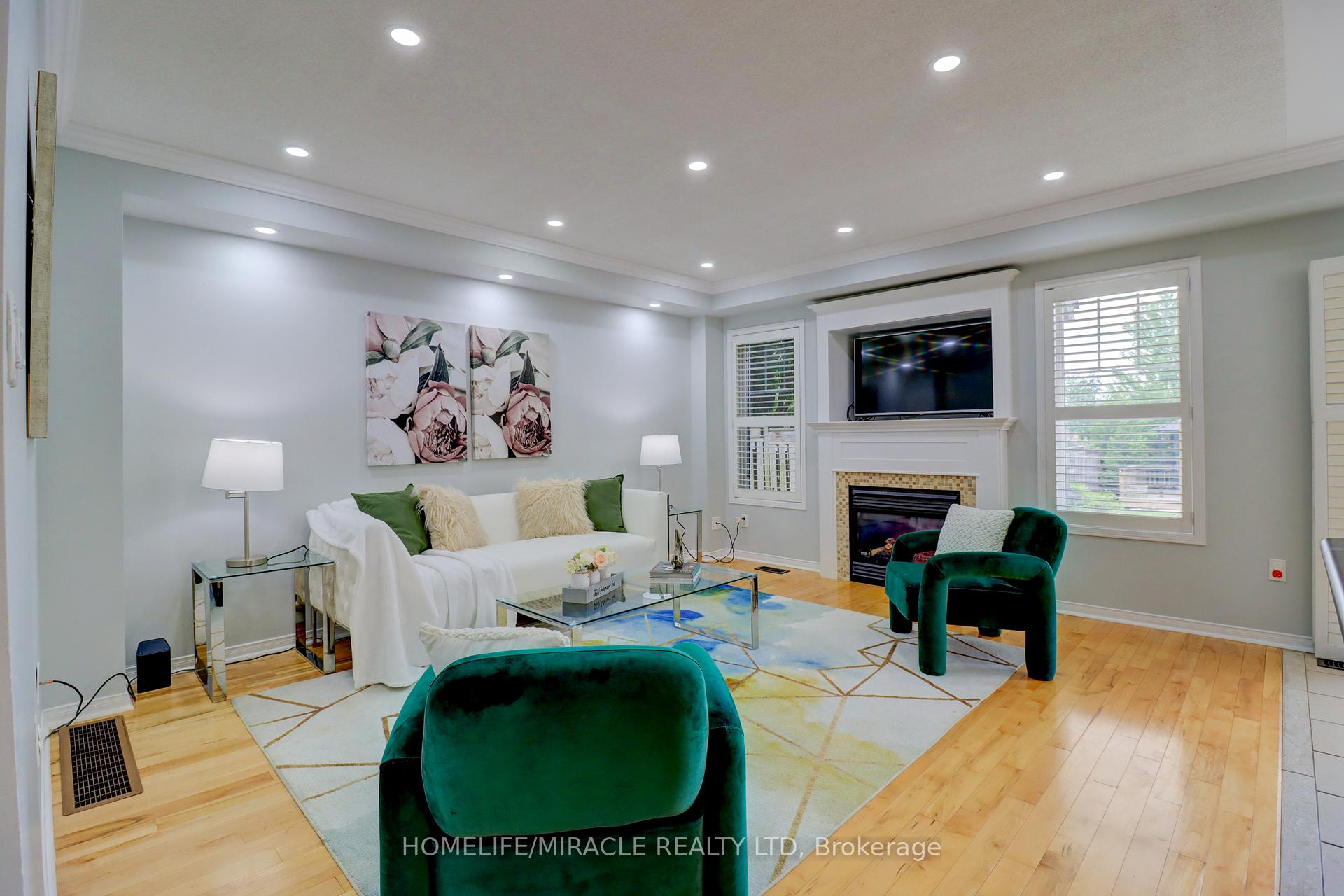 Photo 10 of 12 Breezewood Court, Whitby, Brooklin — HOMEH
