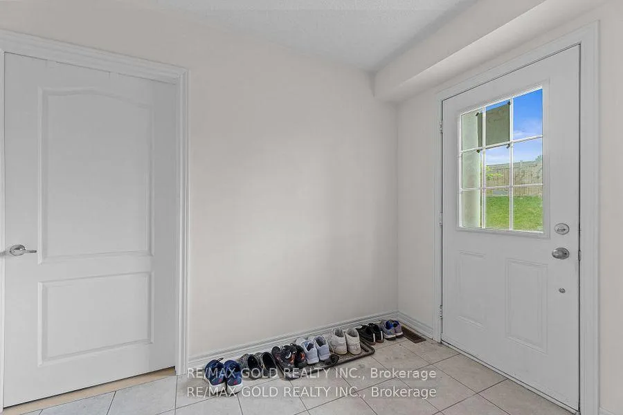 Photo 5 of Unit 25, 10 Porter Avenue W, Vaughan, West Woodbridge — HOMEH