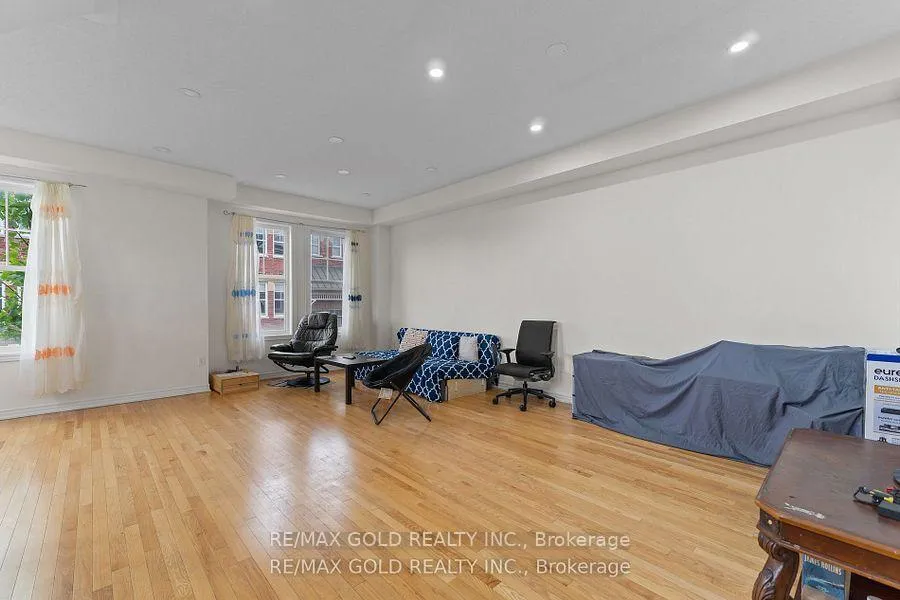 Photo 8 of Unit 25, 10 Porter Avenue W, Vaughan, West Woodbridge — HOMEH