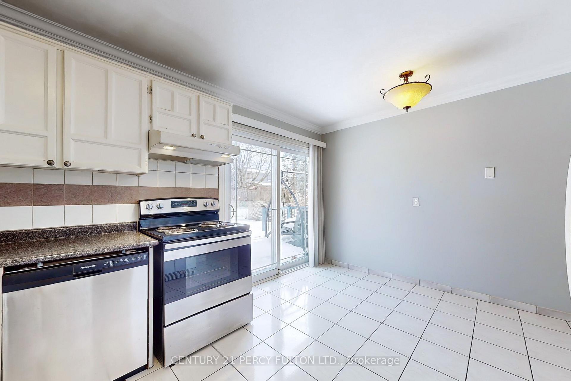 Photo 18 of 1813 Bronte Square, Pickering, Liverpool — HOMEH