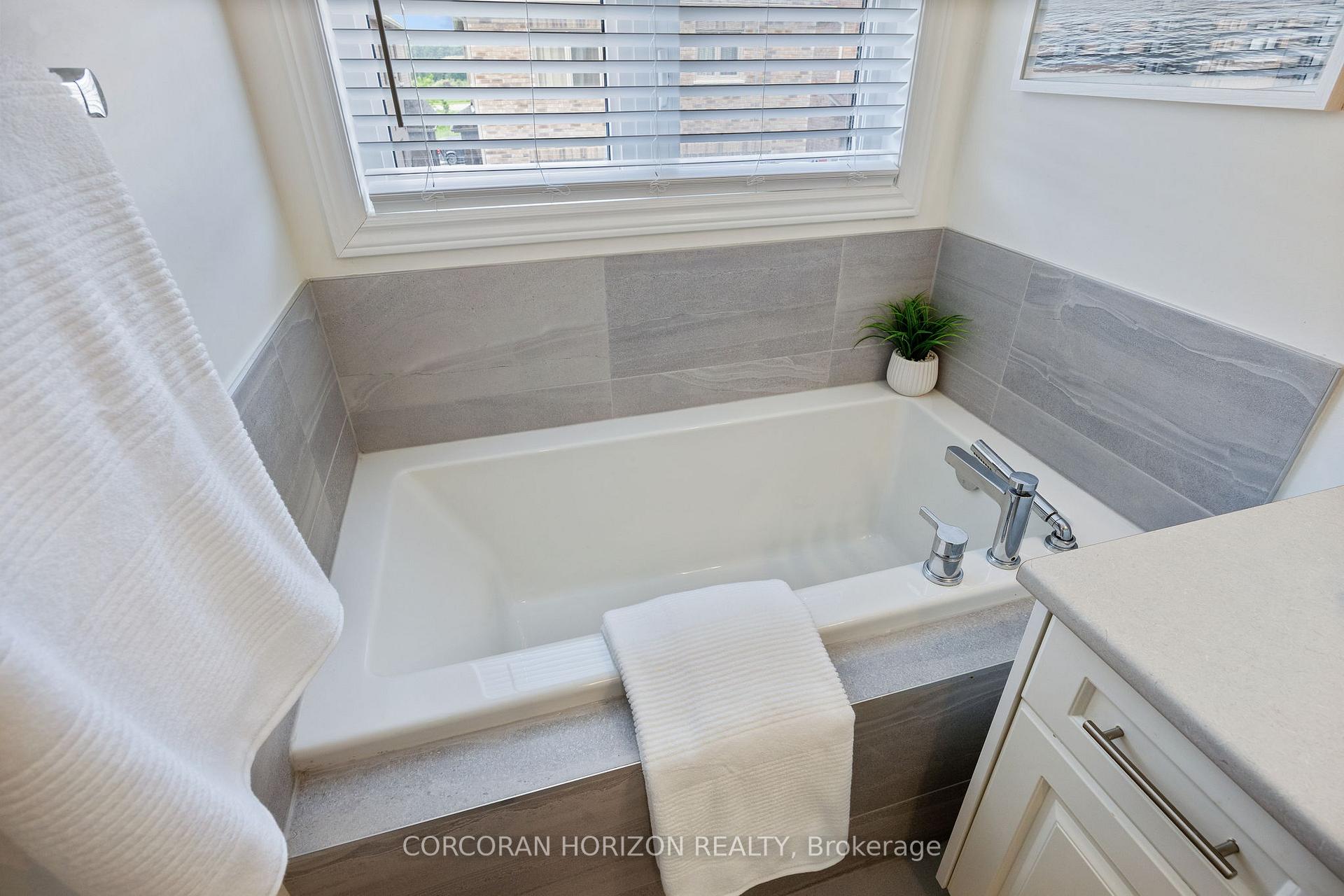 Photo 30 of 39 Louise Crescent, Whitby, Rural Whitby — HOMEH