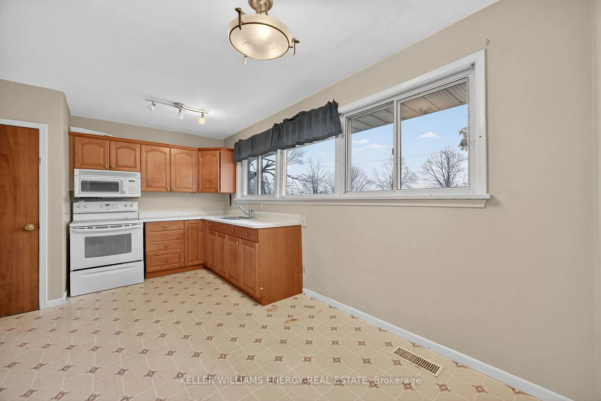 Photo 13 of 76 Rose Street, Barrie, Wellington — HOMEH
