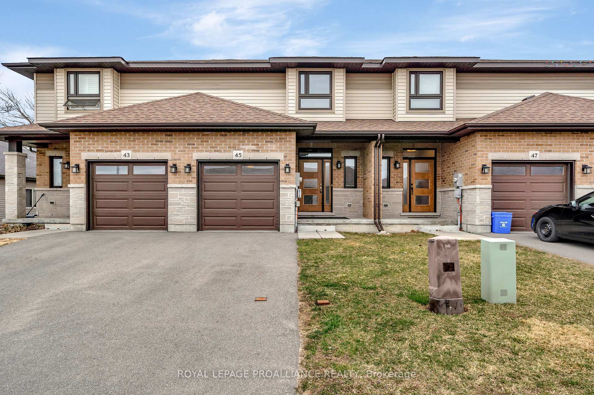 Photo 2 of 45 Ledgerock Court, Quinte West, Sidney Ward — HOMEH