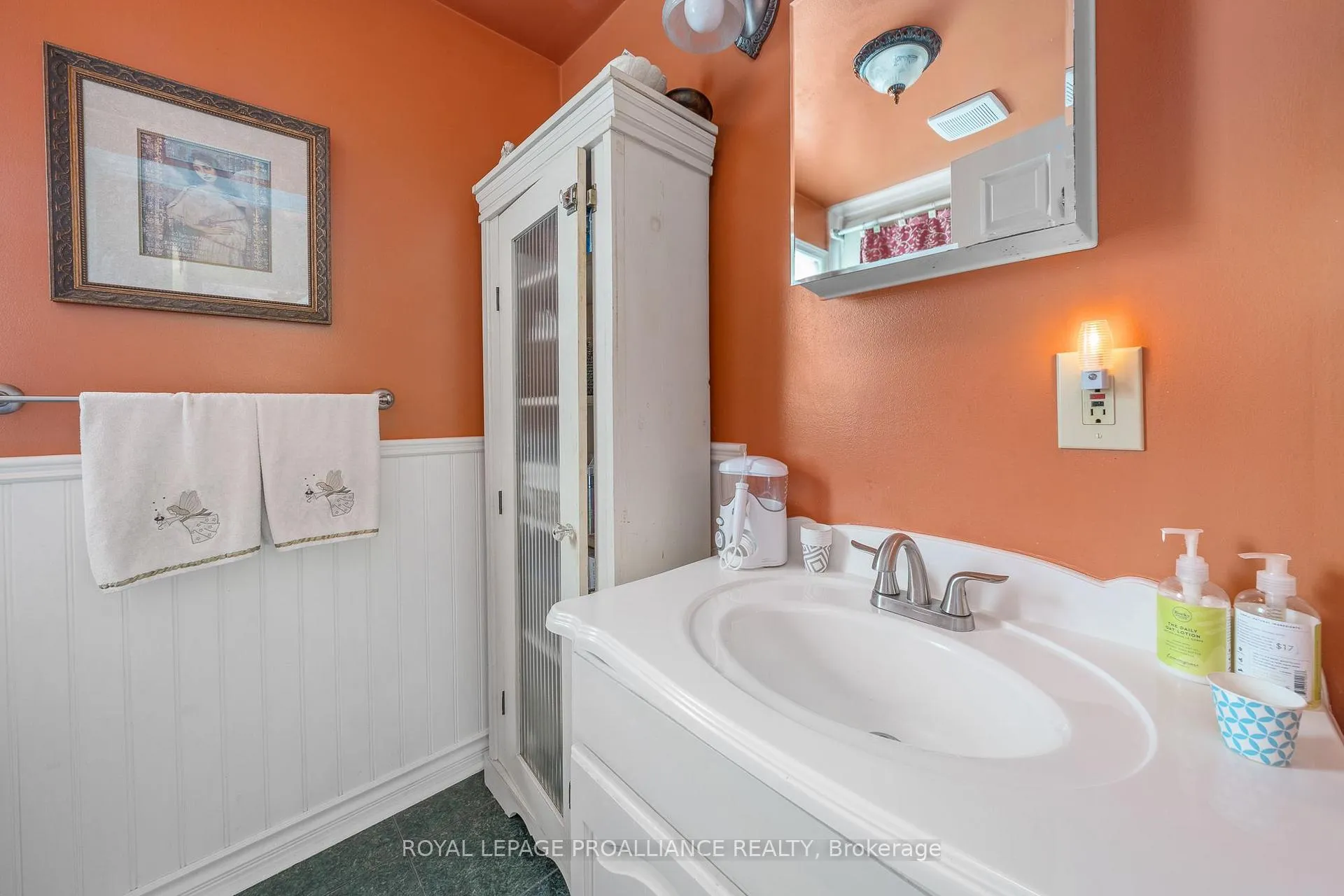 Photo 19 of 41 King Street, Prince Edward County, Picton Ward — HOMEH