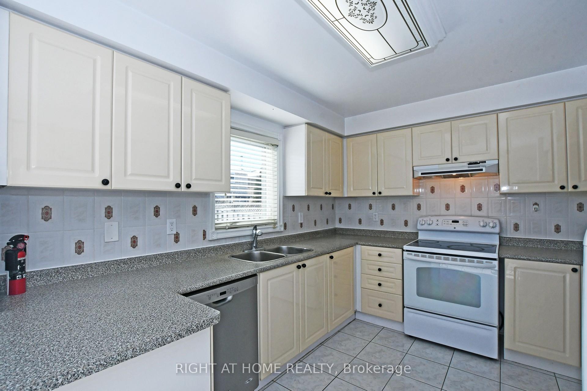 Photo 11 of 53 Mandel Crescent, Richmond Hill, Devonsleigh — HOMEH