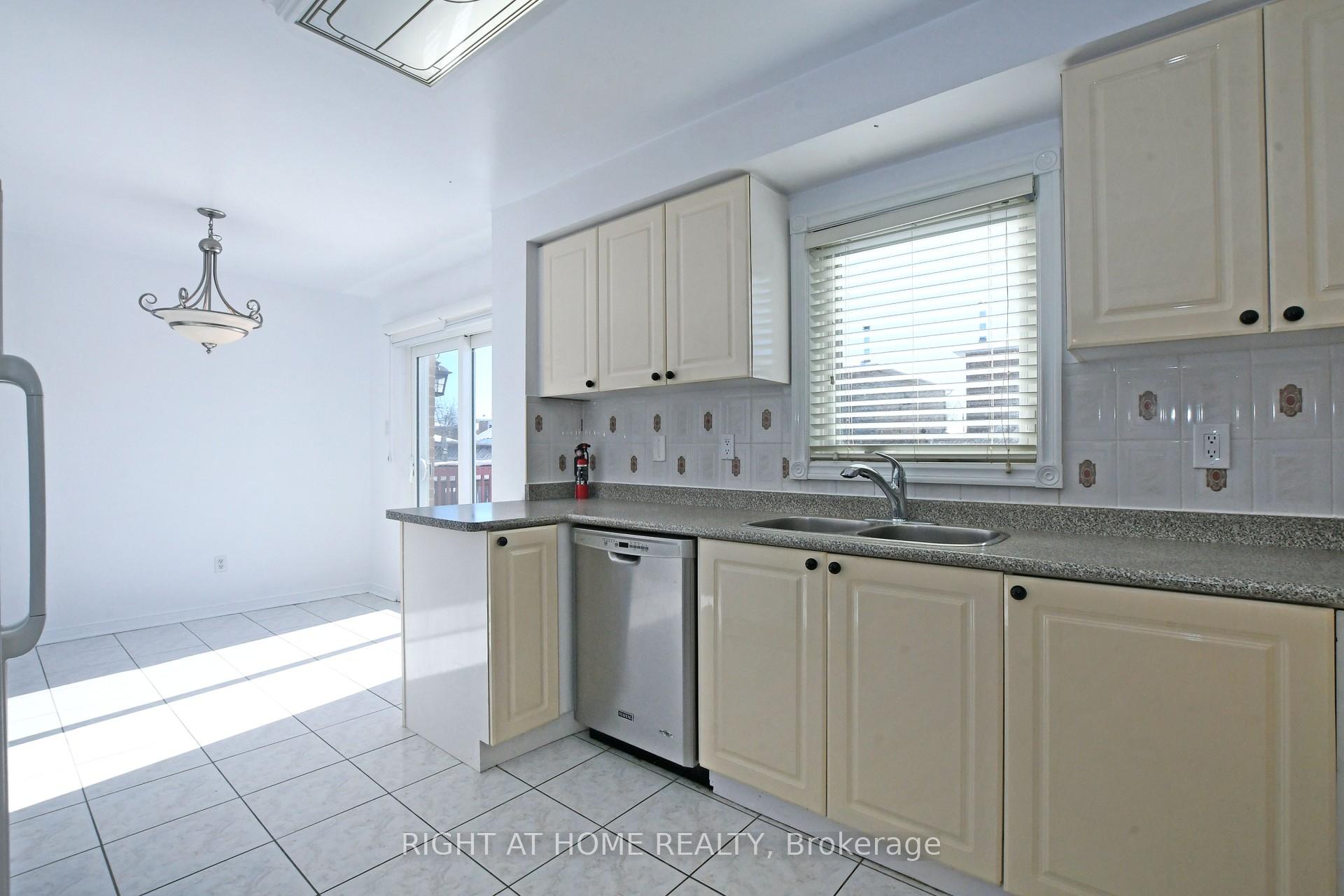 Photo 14 of 53 Mandel Crescent, Richmond Hill, Devonsleigh — HOMEH