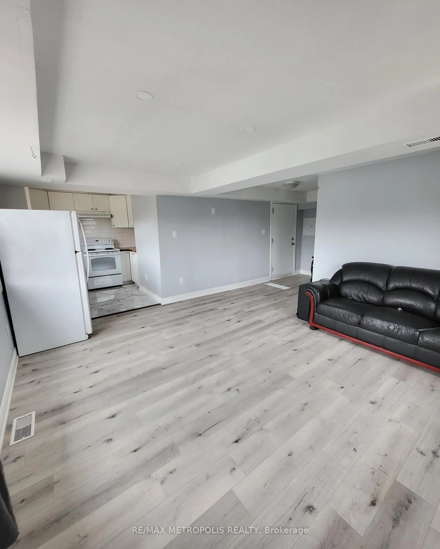Photo 3 of Unit 1, 531 Essa Road, Barrie, Holly — HOMEH