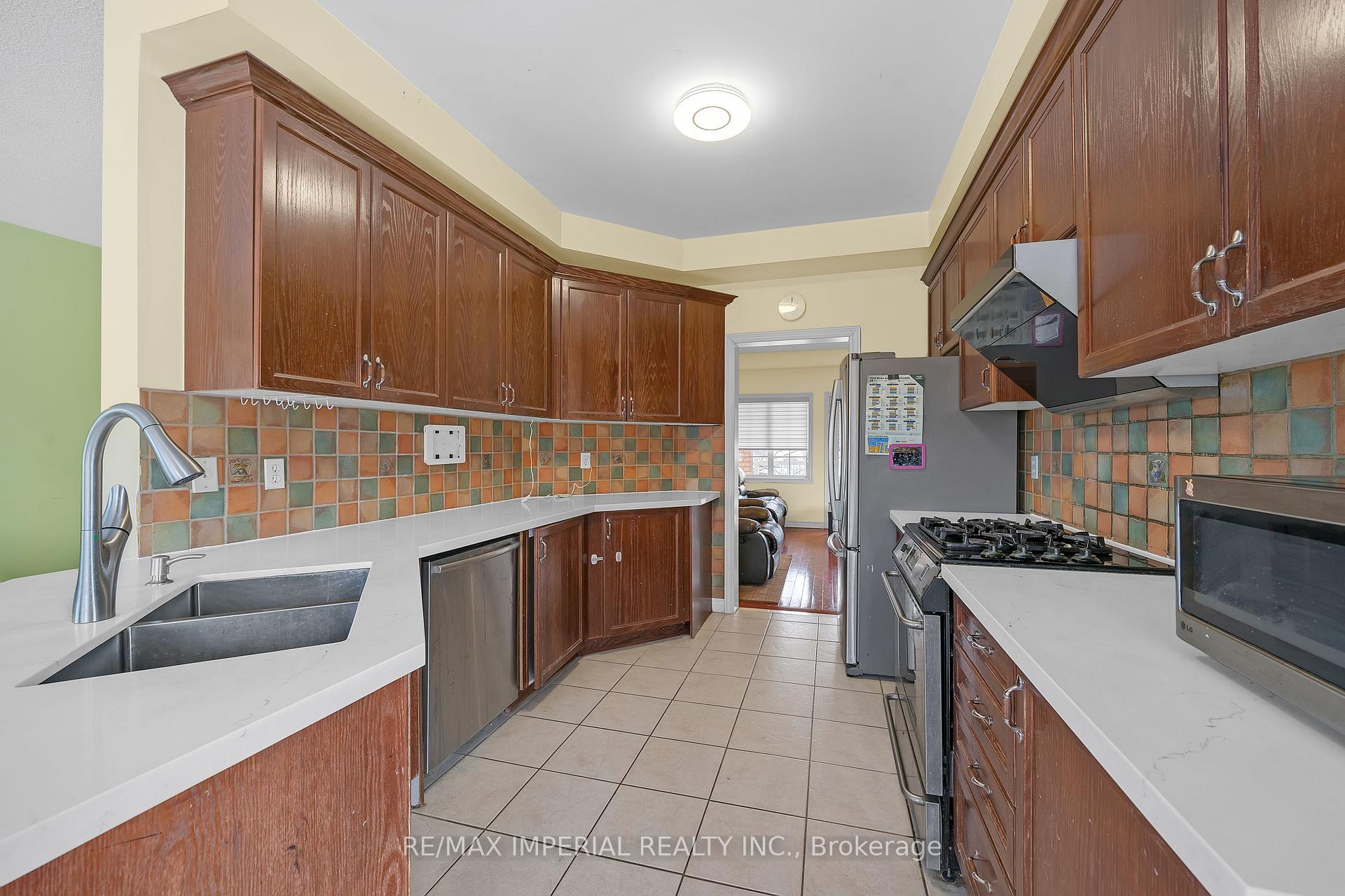 Photo 15 of 82 Santa Maria Trail, Vaughan, Vellore Village — HOMEH