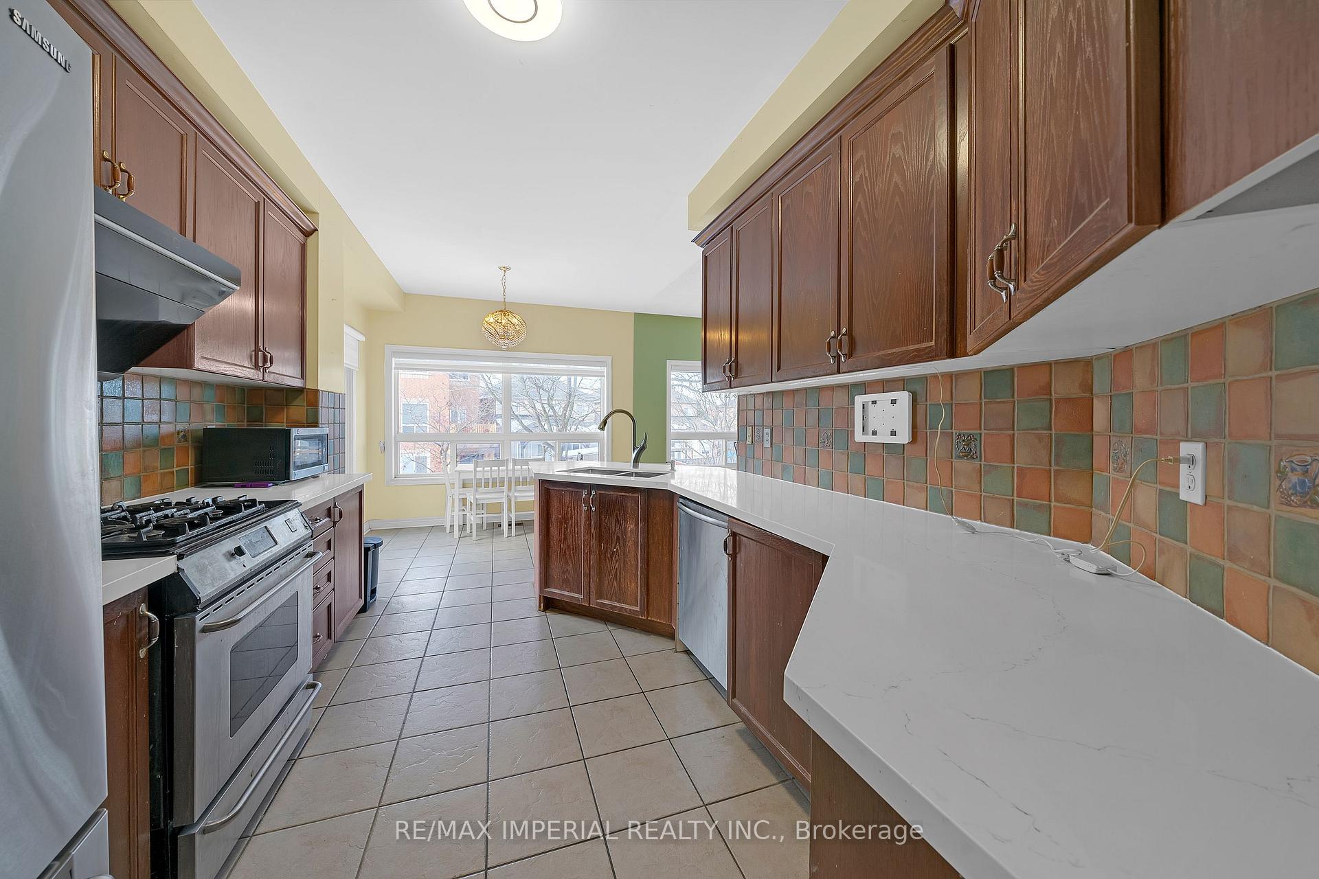 Photo 16 of 82 Santa Maria Trail, Vaughan, Vellore Village — HOMEH