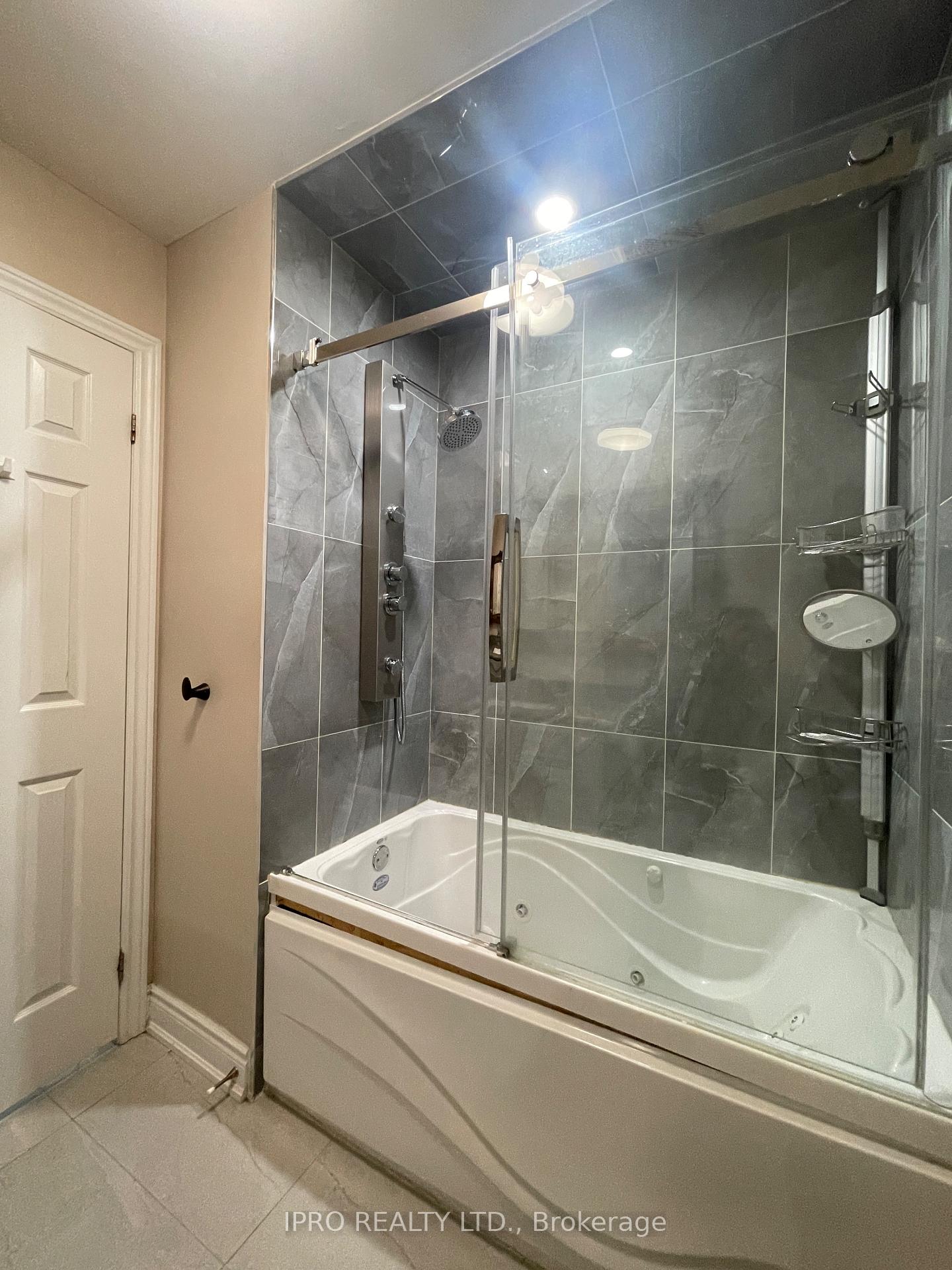 Photo 19 of 27 Silver Arrow Crescent, Vaughan, Maple — HOMEH