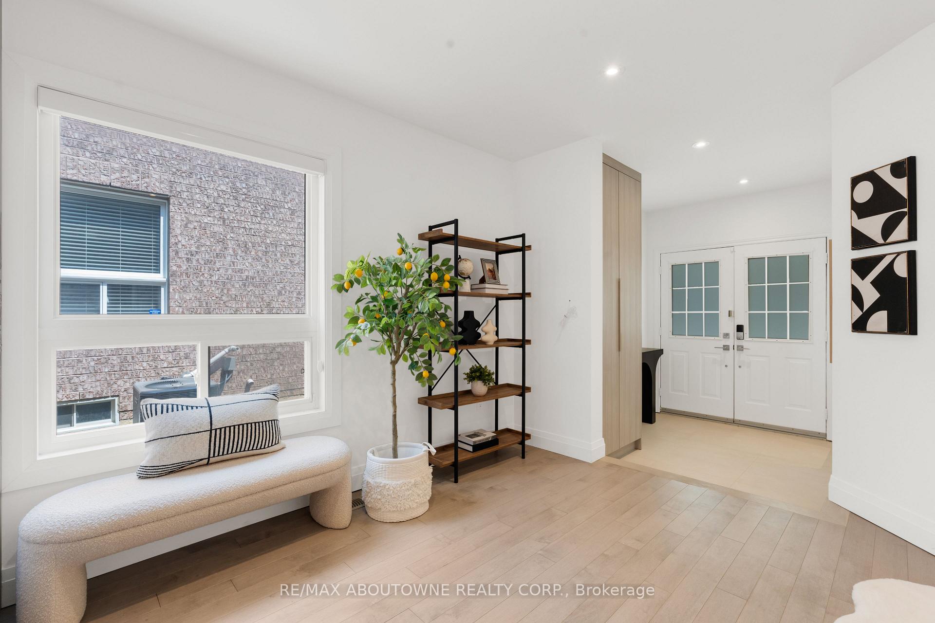 Photo 2 of 26 Starr Crescent, Aurora, Bayview Northeast — HOMEH