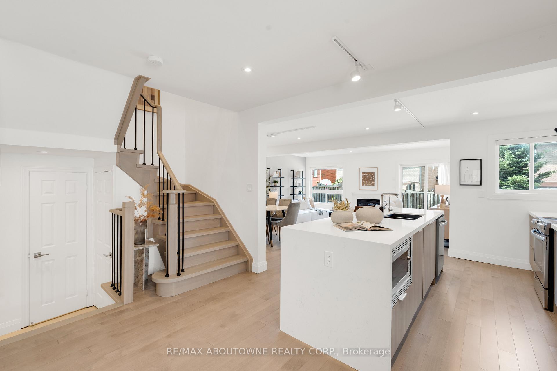 Photo 6 of 26 Starr Crescent, Aurora, Bayview Northeast — HOMEH