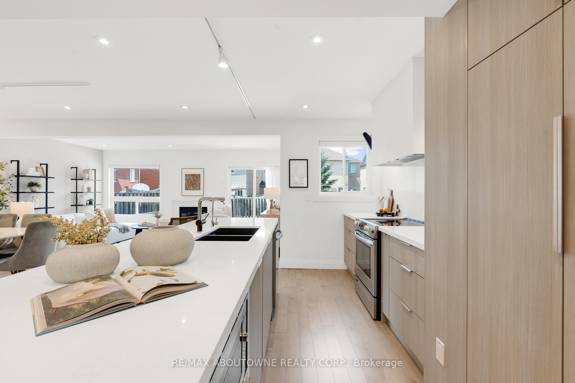 Photo 8 of 26 Starr Crescent, Aurora, Bayview Northeast — HOMEH
