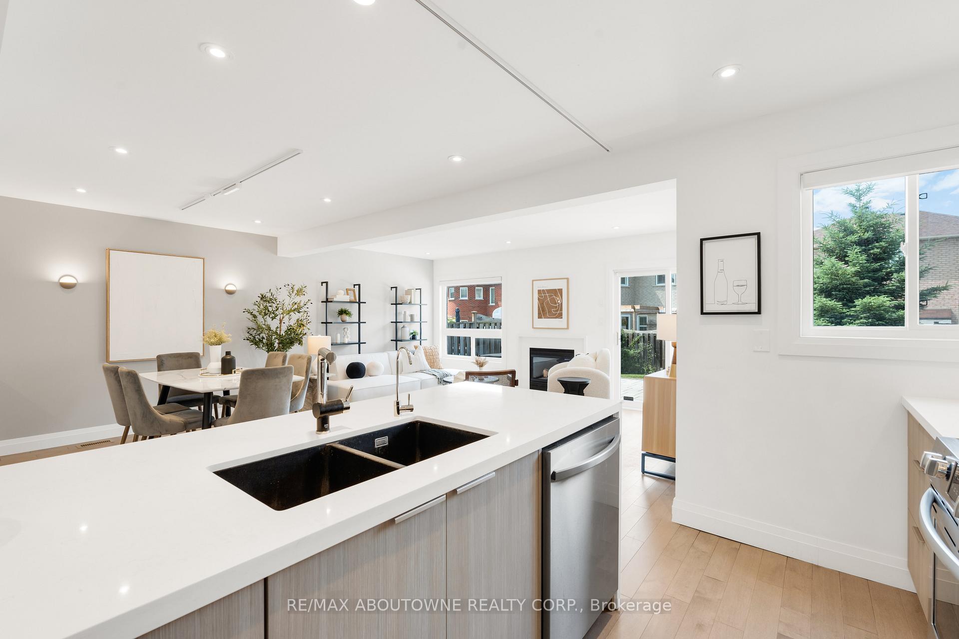 Photo 15 of 26 Starr Crescent, Aurora, Bayview Northeast — HOMEH