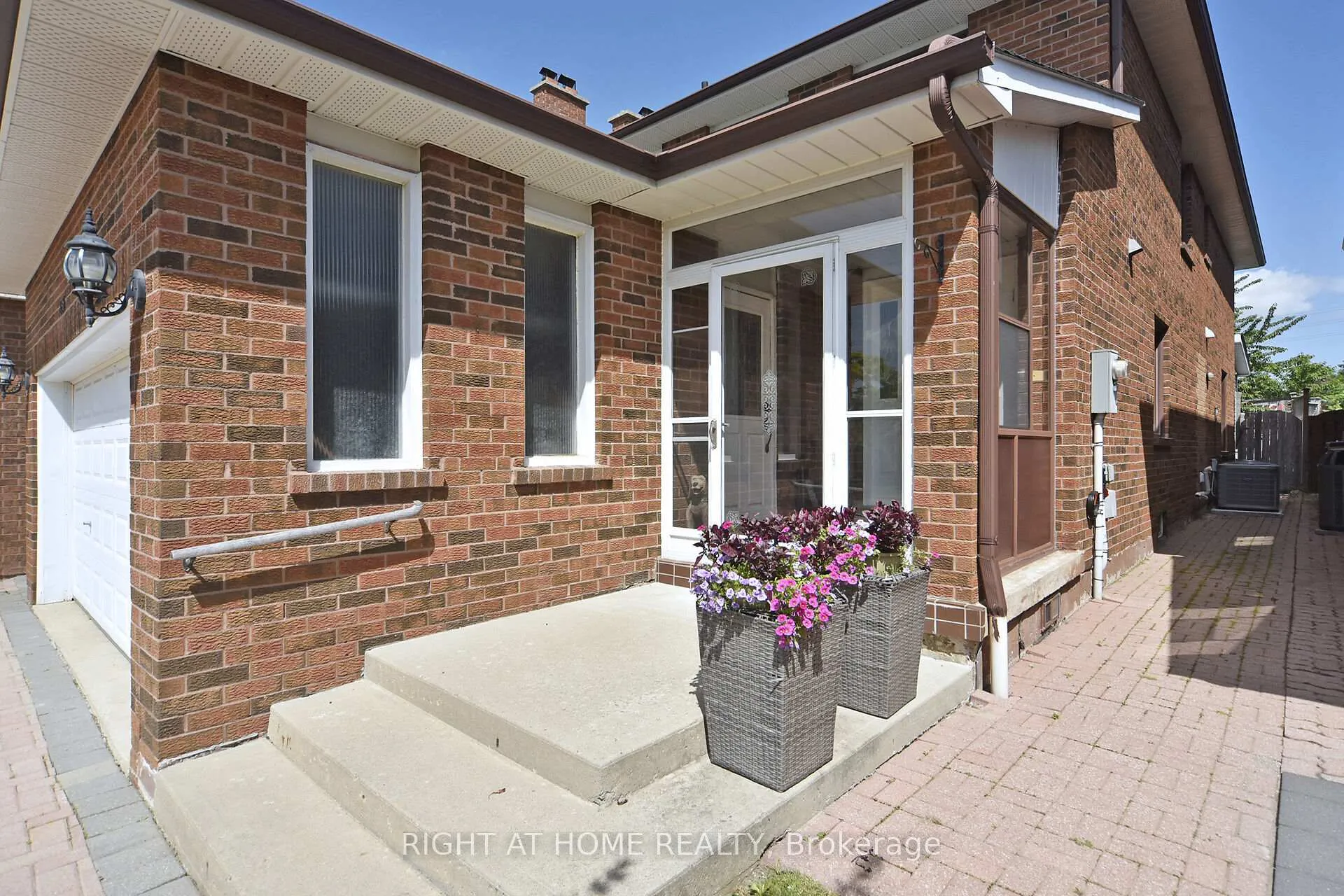 Photo 2 of 136 Oliver Lane, Vaughan, Maple — HOMEH